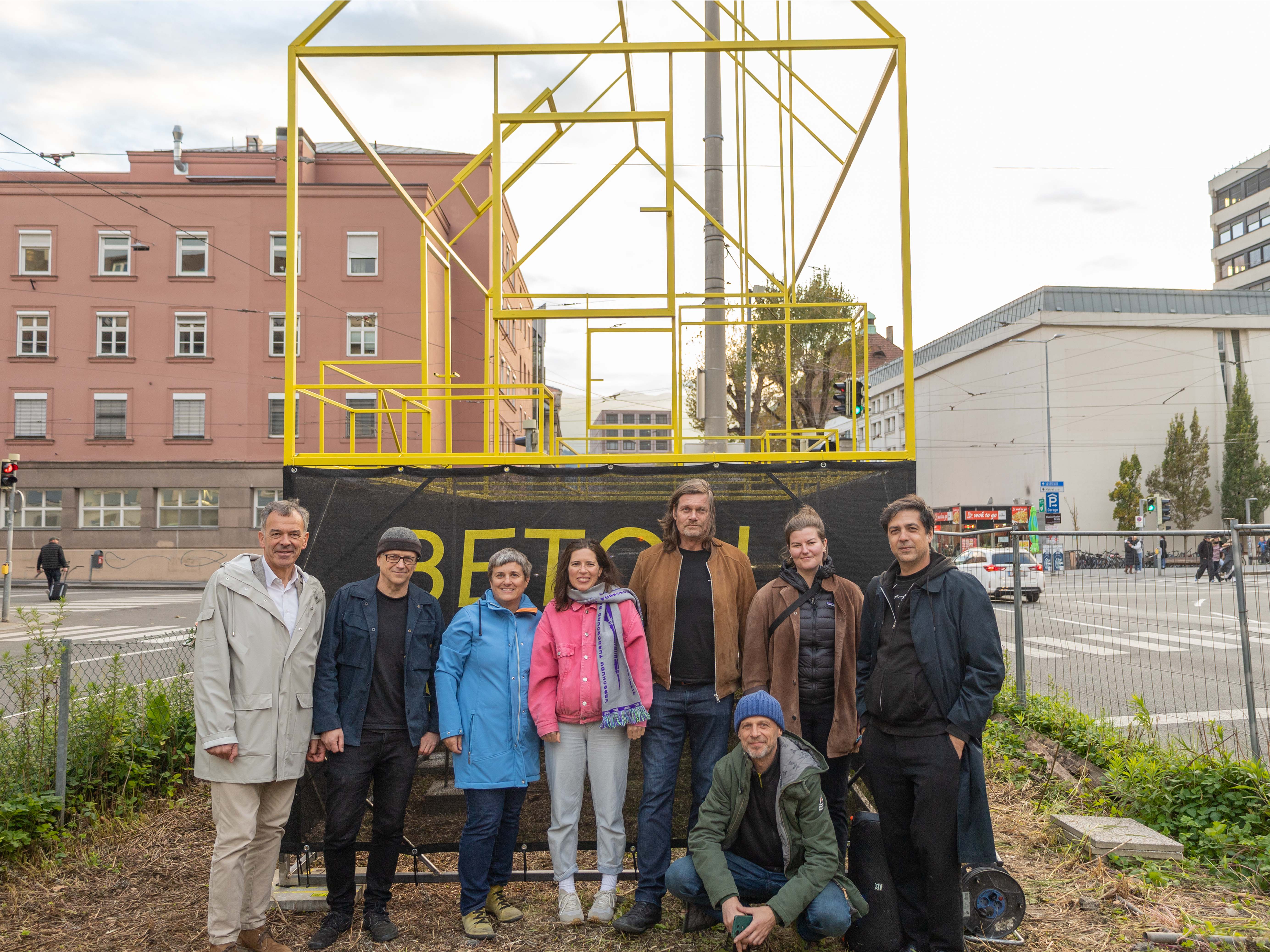 Mit einer Kunst-Installation von columbosnext an der Uni-Kreuzung macht das Stadtarchiv/Stadtmuseum bis 28. November auf das Thema Wohnen aufmerksam. Vizebürgermeister Georg Willi, die AusstellungskuratorInnen Niko Hofinger und Renate Ursprunger (Stadtarchiv/Stadtmuseum Innsbruck) sowie Mitglieder des columbosnext-Teams um Verena Rauch (4. v.l.) und Walter Premmer (5. v.l.) bei der offiziellen Eröffnungsfeier.