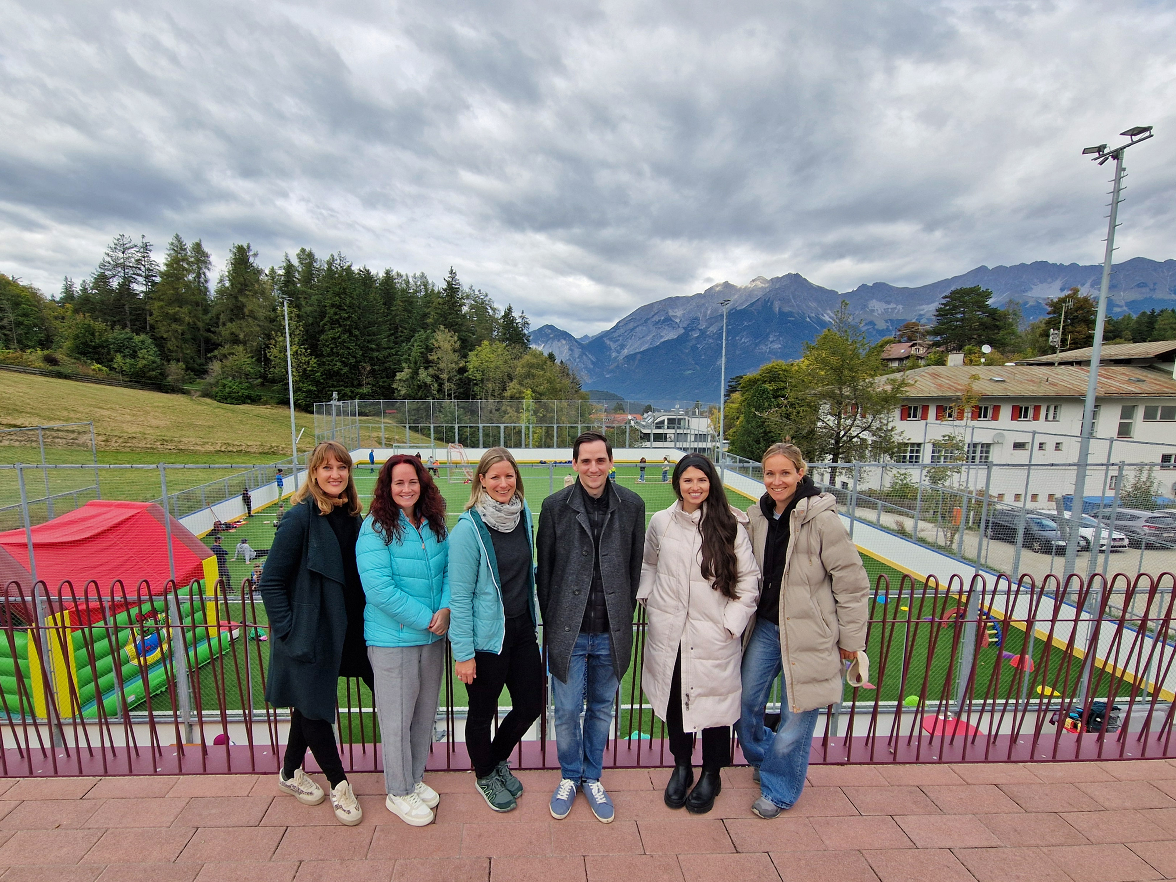 Das Team des Referats Pflegekinder, Adoption und unbegleitete minderjährige Flüchtlinge rund um Amtsleiter Raphael Hölbling (Kinder- und Jugendhilfe Innsbruck, 3.v.r.) und Referatsleiterin Johanna Moriggl (3.v.l.).