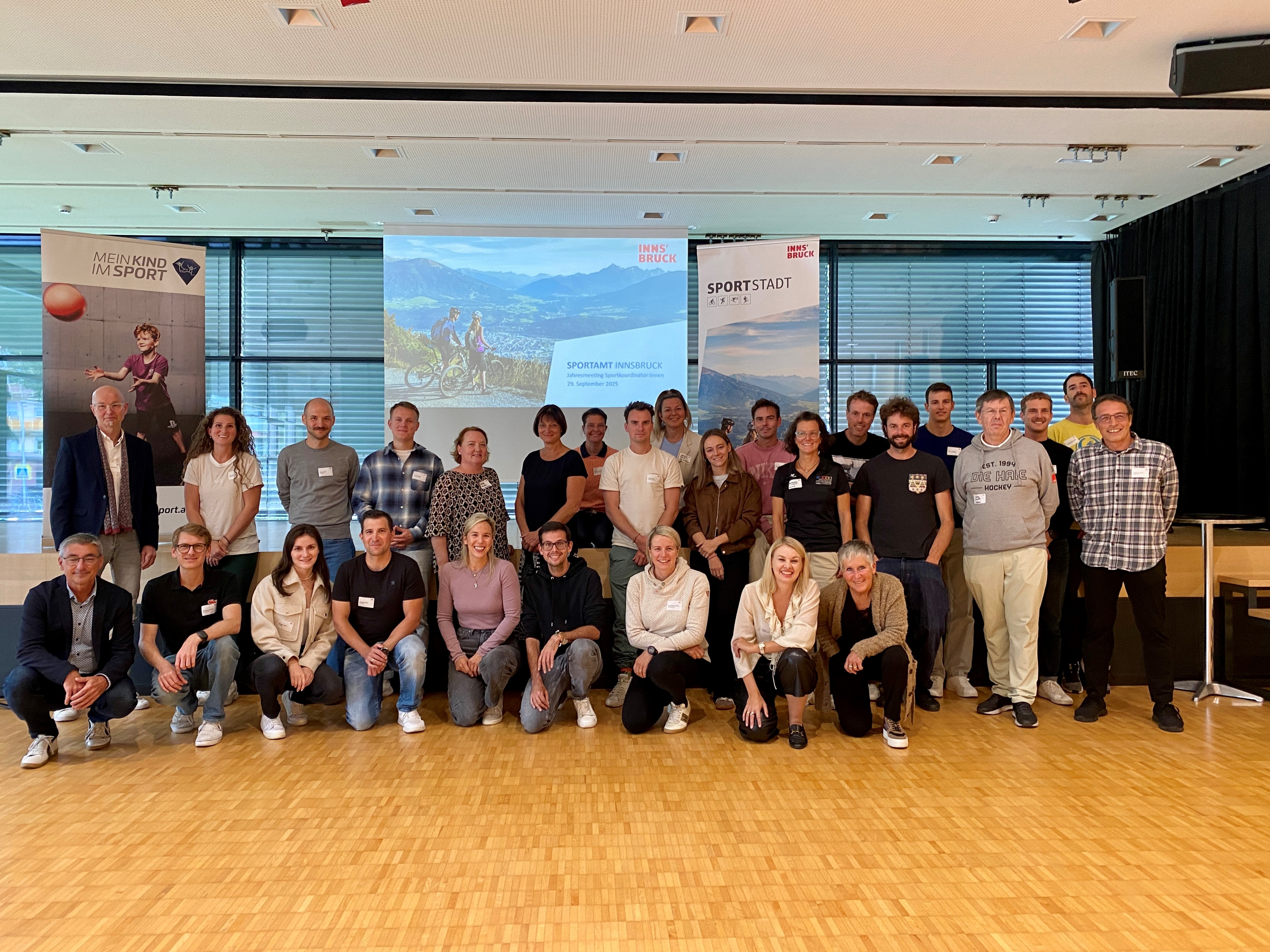Rund 25 Sportkoordinator:innen der städtischen Pflichtschulen nahmen am zweiten Jahresmeeting in der VS Reichenau teil – ein voller Erfolg für das wachsende Netzwerk.