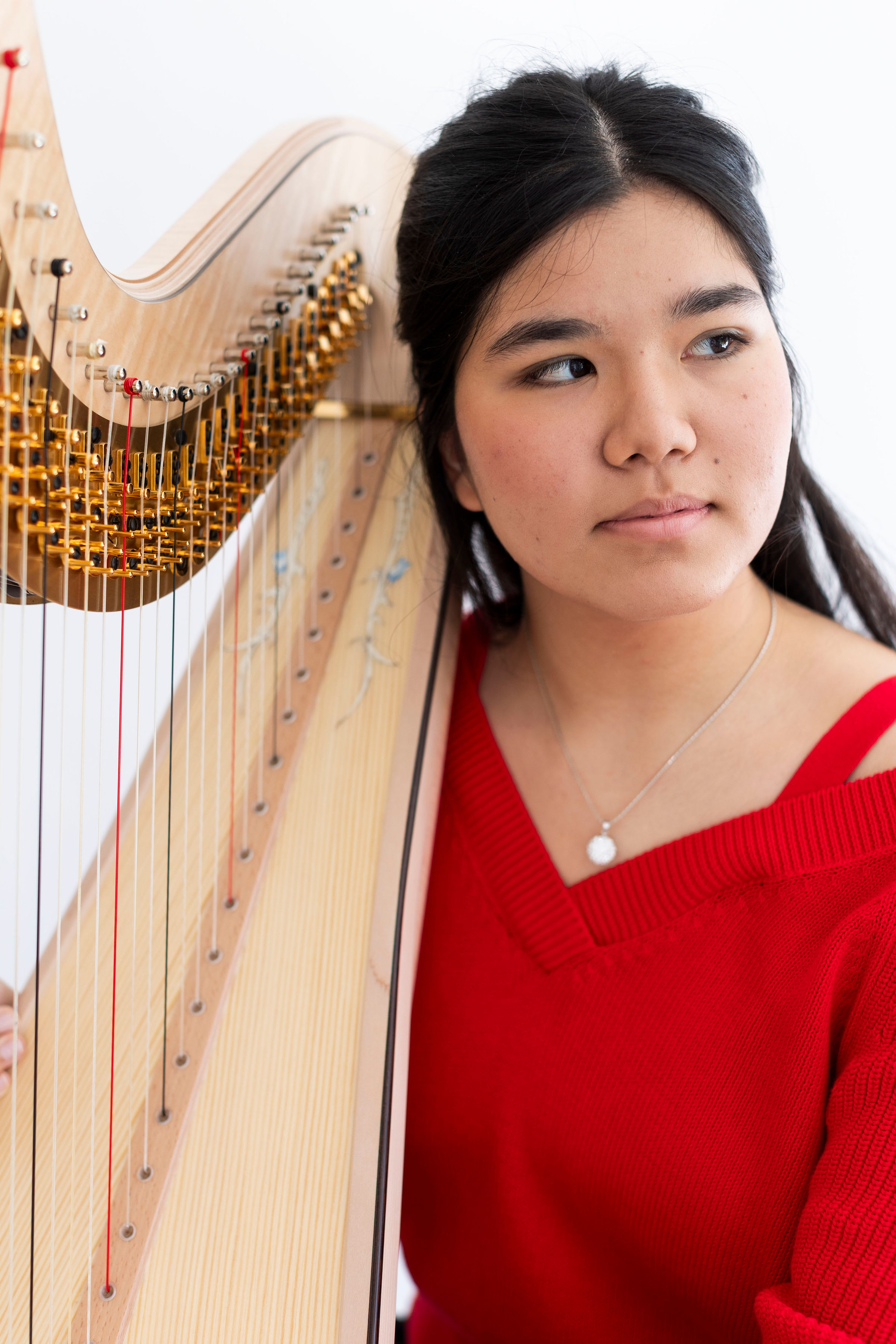 Die Harfenistin Emilia Euler.