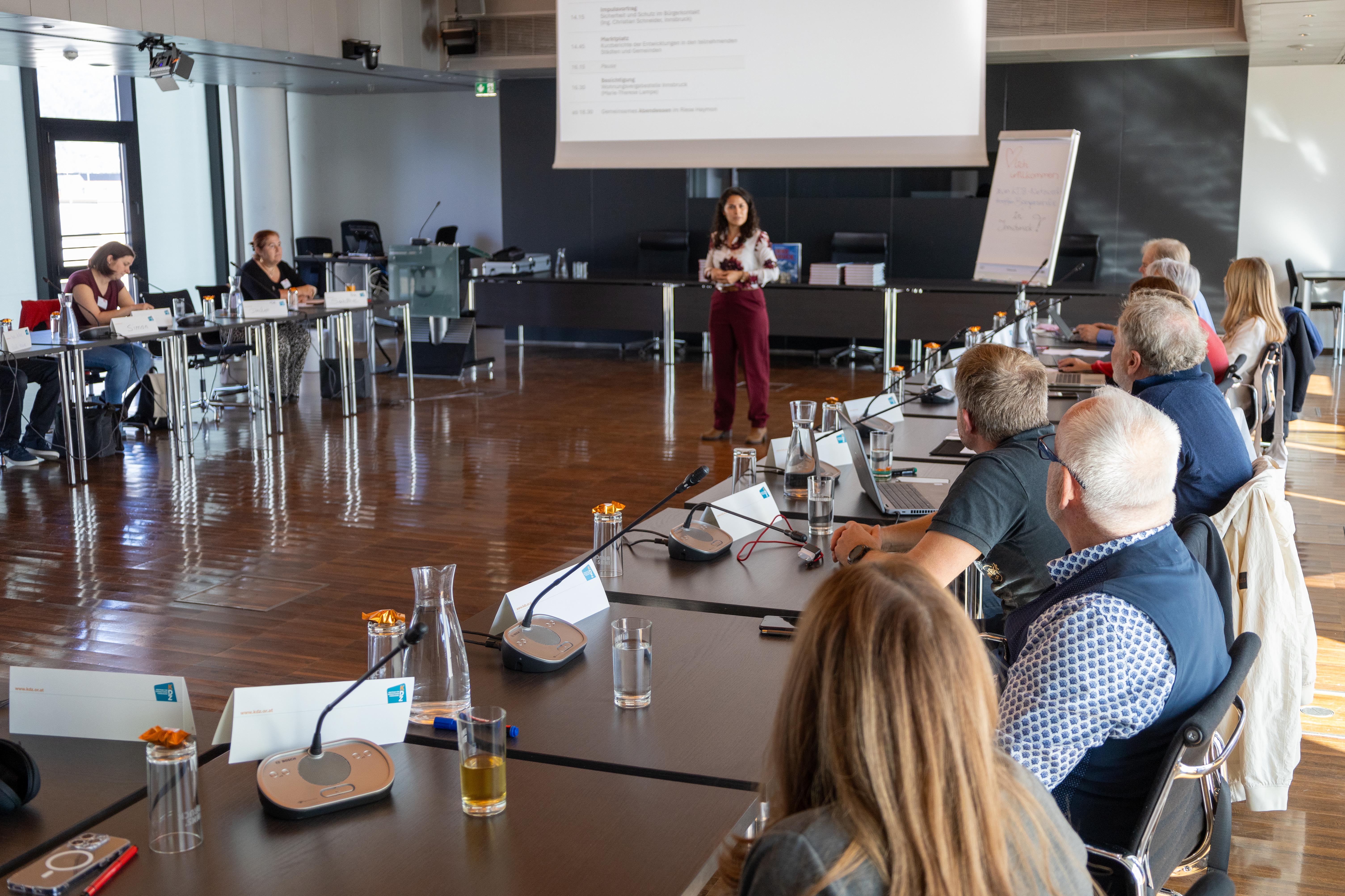 Beim Bürgerservice-Netzwerktreffen in Innsbruck, das von KDZ - Zentrum für Verwaltungsforschung organisiert wurde, trafen RepräsentantInnen des Bürgerservices aus ganz Österreich im Plenarsaal zusammen. Bürgermeister Johannes Anzengruber (m.) begrüßte die Teilnehmenden aus insgesamt 16 österreichischen Städten und Marktgemeinden, bevor in mehreren Vorträgen und Diskussionen Themen wie Sicherheit (präsentiert von Amtsvorstand Christian Schneider) oder KI im Bürgerservice behandelt wurden. Für Referentin Sabine Kröß-Tunner (2.v.l.) stellte das Bürgerservice-Netzwerktreffen 2025 das letzte dar, sie wird nach über 40 Jahren im Dienst für die Stadt Innsbruck in den verdienten Ruhestand verabschiedet.