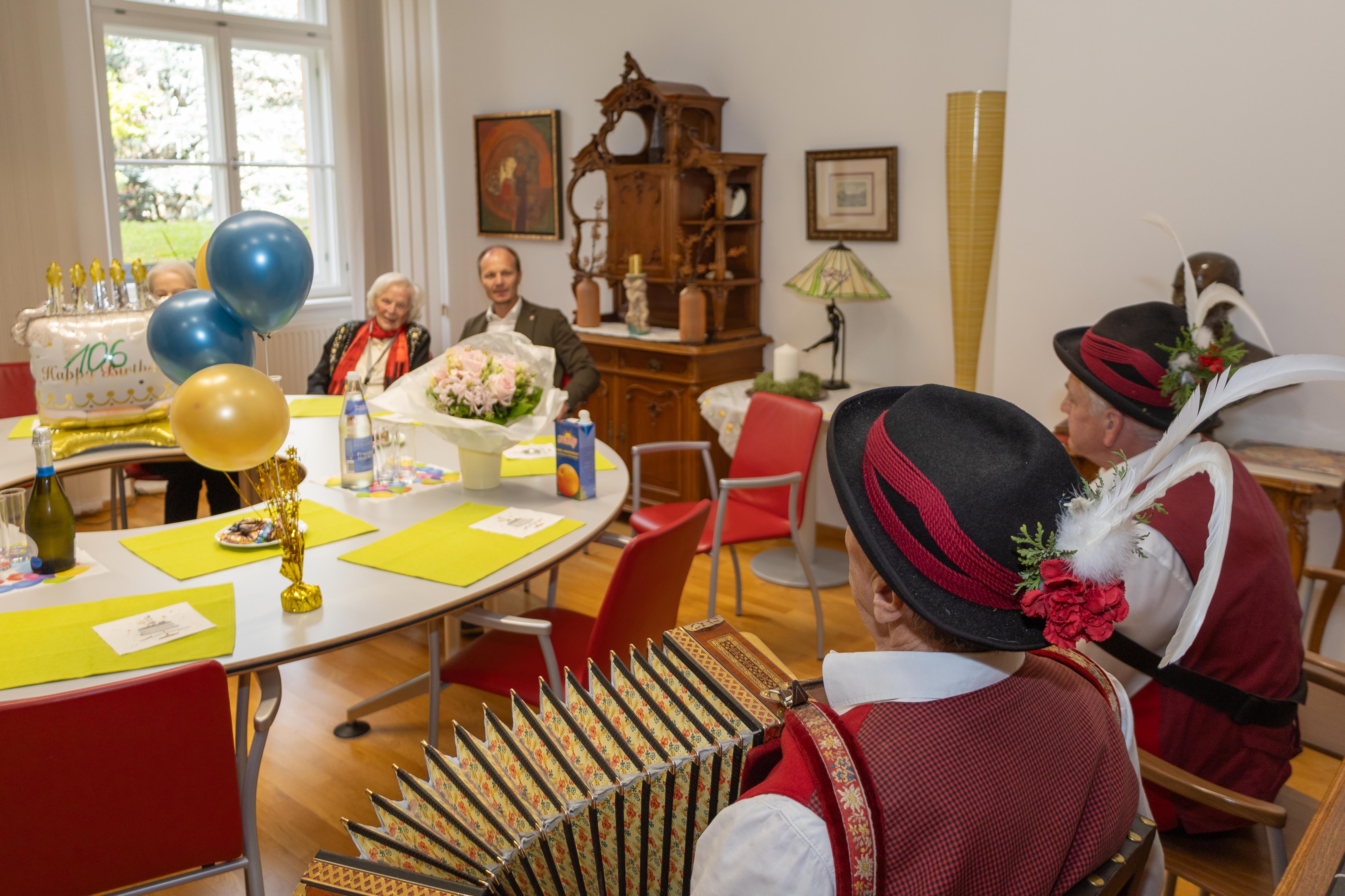 Im Wohnheim Saggen wurde der Geburtstag von Josefine Psula mit viel Live-Musik gefeiert.