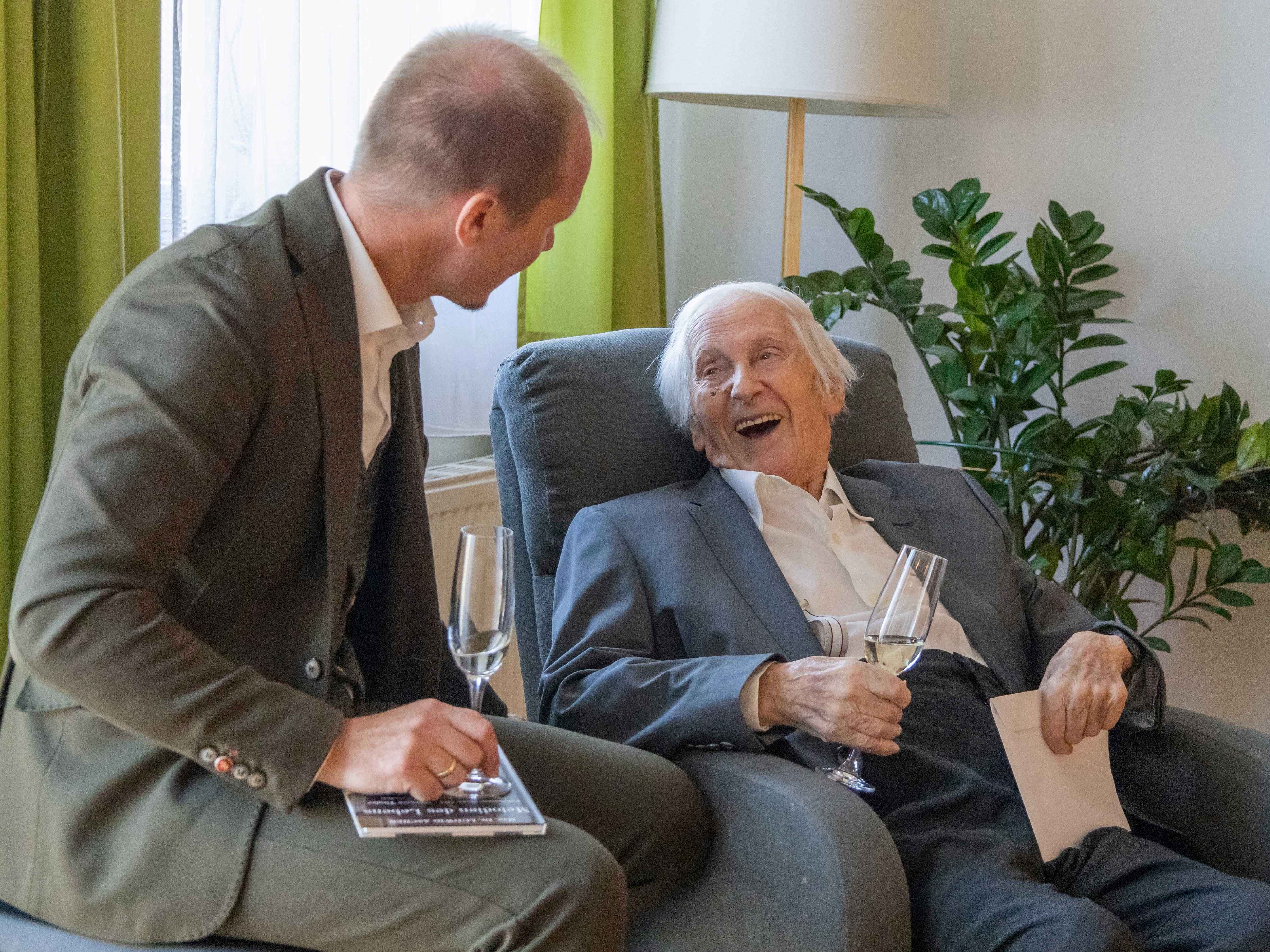 Beim Besuch im Wohnheim Reichenau stießen Ludwig Ascher und Bürgermeister Johannes Anzengruber auf den Geburtstag des ältesten Innsbruckers an.