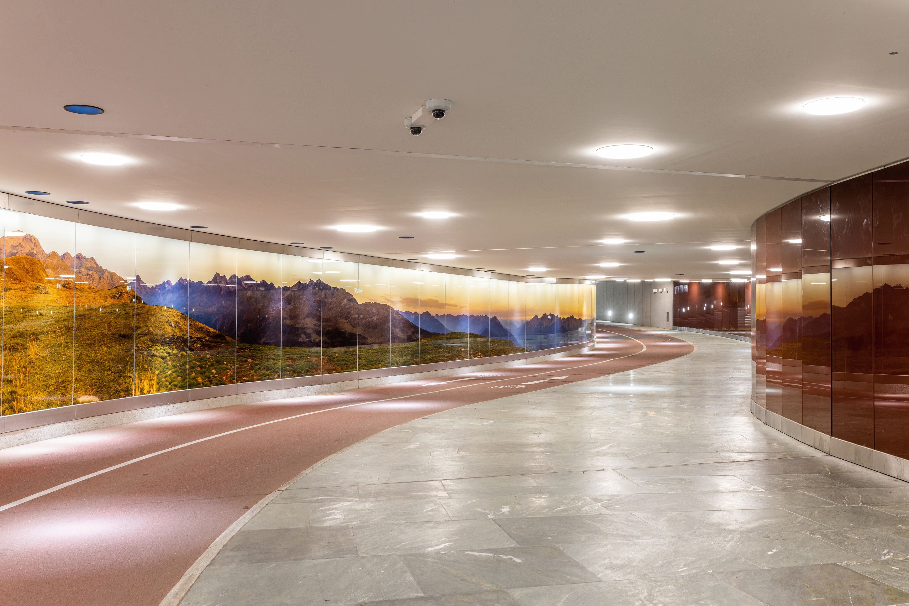 Klare Sichtachsen, gute Beleuchtung und großzügige Räume - die Bahnhofsunterführung in Lienz ist ein Vorzeigebeispiel für eine moderne Fuß- und Radquerung in Österreich. Jene in Innsbruck soll dieser um nichts nachstehen.