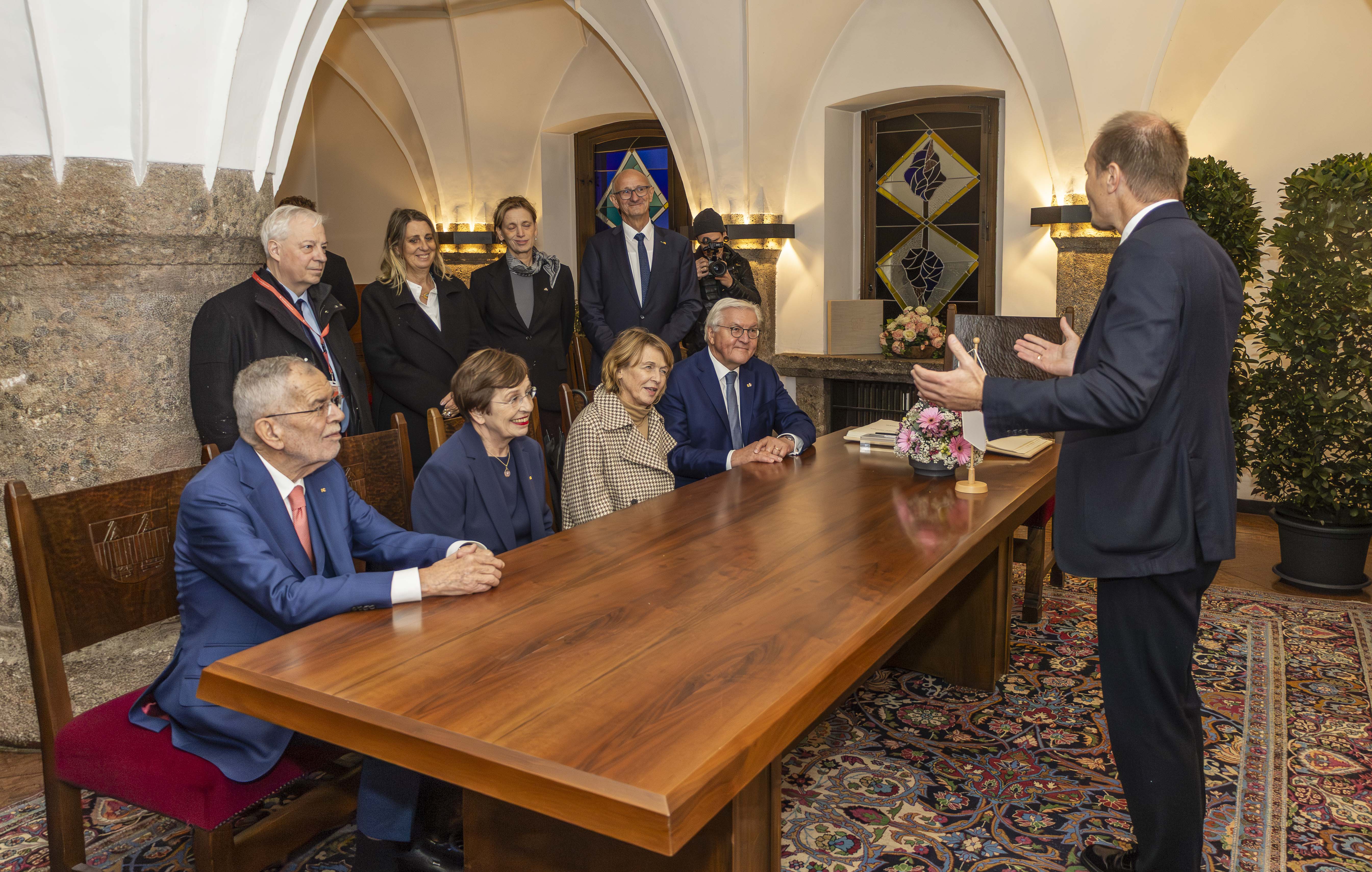 Im Rahmen des offiziellen deutschen Staatsbesuchs begrüßte Bürgermeister Johannes Anzengruber gemeinsam mit Landeshauptmann Anton Mattle die beiden Bundespräsidenten Frank-Walter Steinmeier und Alexander Van der Bellen sowie deren Gattinnen in Innsbruck. Im feierlichen Ambiente des Trausaals im Goldenen Dachl – jenem Ort, den Kaiser Maximilian I., ein glühender Europäer, errichten ließ – trugen sich die Staatsoberhäupter in das Goldene Buch der Stadt Innsbruck ein. Bürgermeister Anzengruber überreichte Geschenke der Stadt und betonte die Bedeutung Innsbrucks als Stadt im Herzen Europas, die seit jeher Begegnung, Austausch und Freundschaft über Grenzen hinweg fördert.