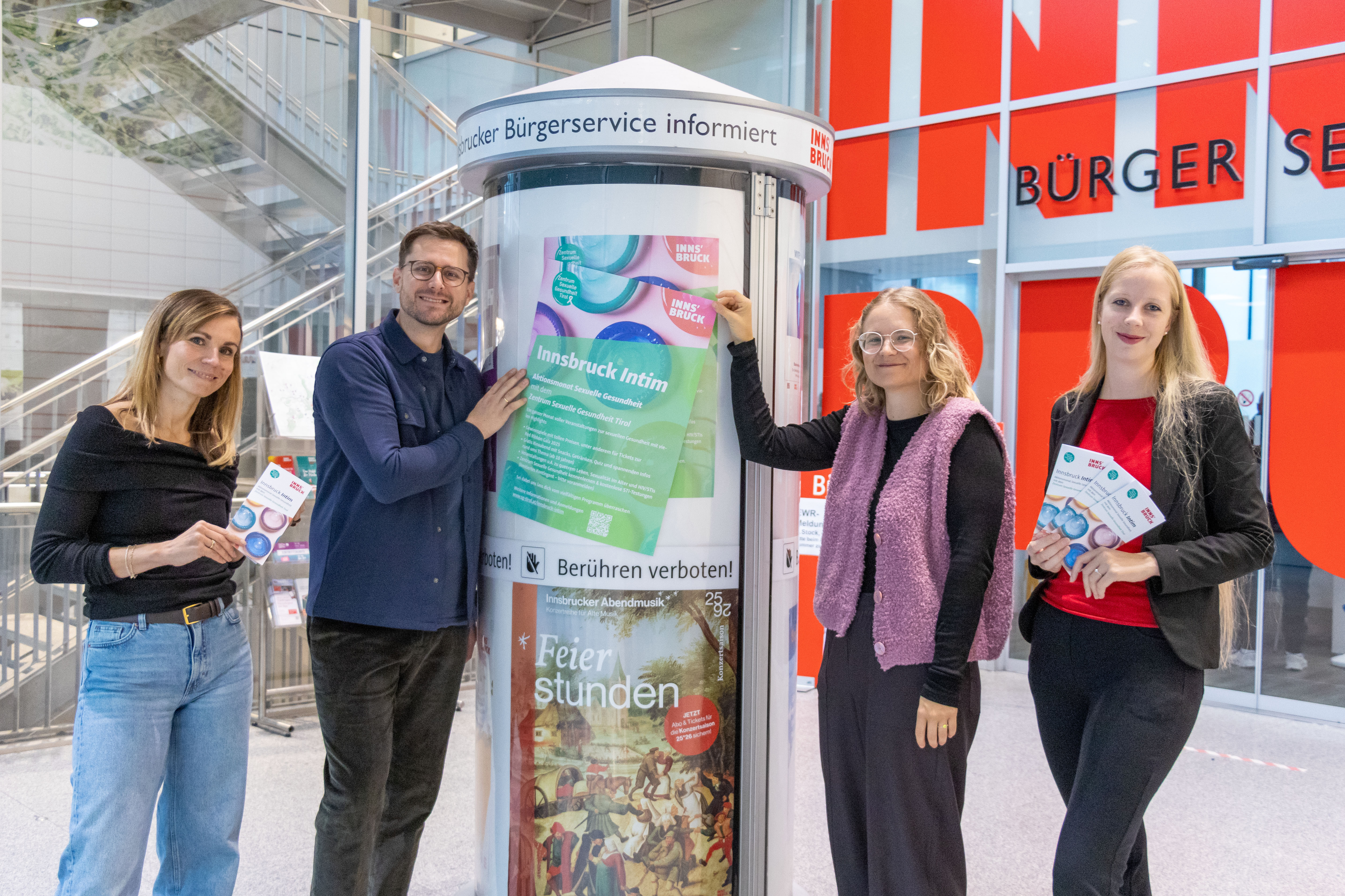 Thomas Lechleitner (Geschäftsführer Zentrum Sexuelle Gesundheit Tirol, 2. v. l.), Referatsleiterin Brigitta Kerer (l.) und Sabrina Weirauch (2. v. r.), beide Strategisches Gesundheitsmanagement und Public Health, sowie die Referatsleiterin für Frauen, Gleichstellung und Queer, Isabella Mitter (r.), präsentieren das Präventionsprogramm „Innsbruck intim“.