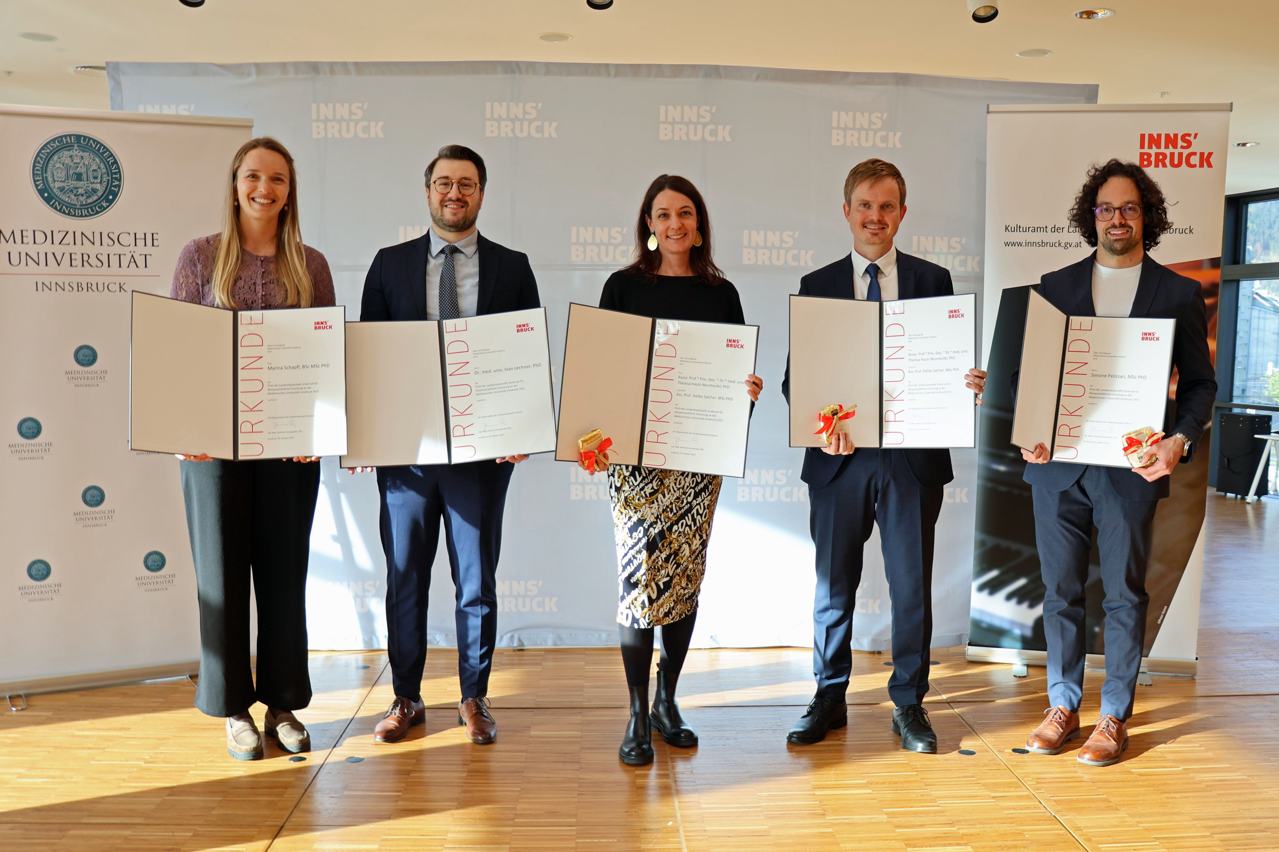 In der Stadtbibliothek wurden Forscherinnen und Forscher der Medizinischen Universität Innsbruck mit dem Preis der Landeshauptstadt Innsbruck für wissenschaftliche Forschung 2025 ausgezeichnet. Im Bild (v. l.): Marina Schapfl, Ivan Lechner, Theresa Hautz-Neunteufel und Stefan Salchner sowie Simone Pelizzari.