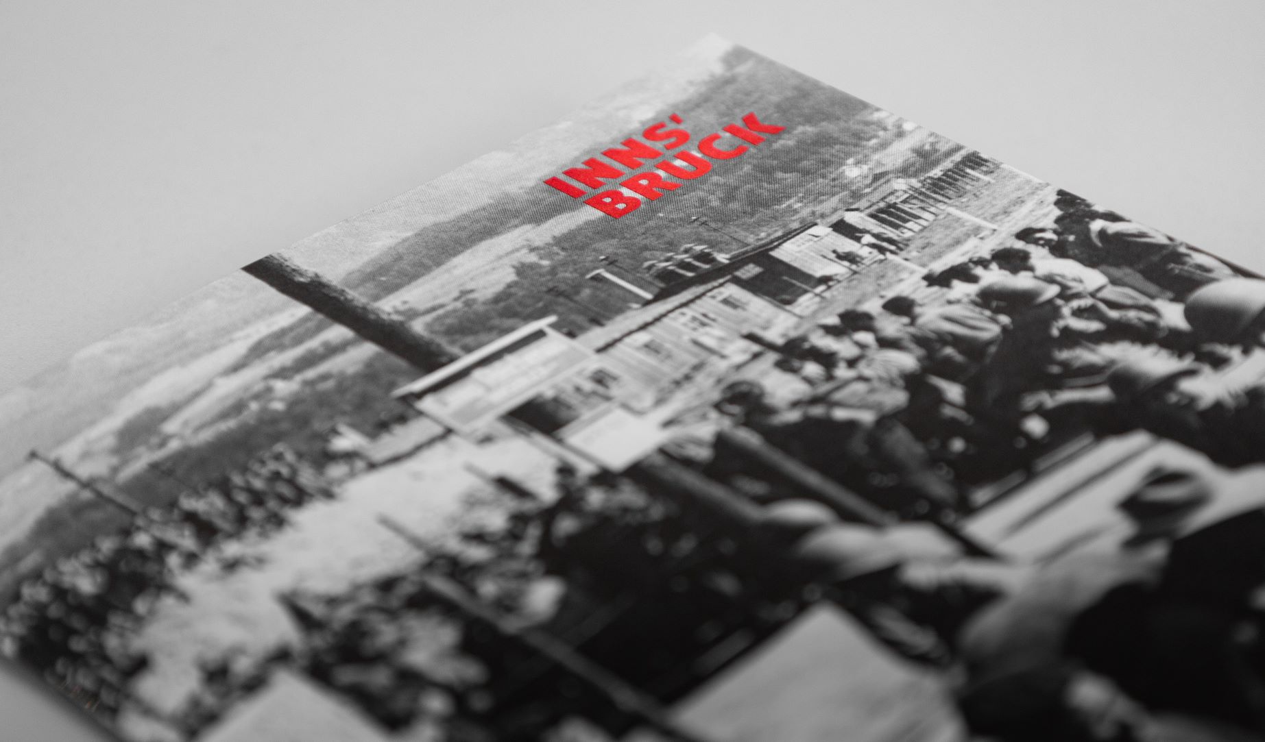 Die aktuelle Broschüre des Innsbrucker Stadtarchivs beschreibt die Umstände im Lager Reichenau sowie die historische Forschung dazu. Auch das Projekt „Gedenkort Reichenau“ wird darin vorgestellt.