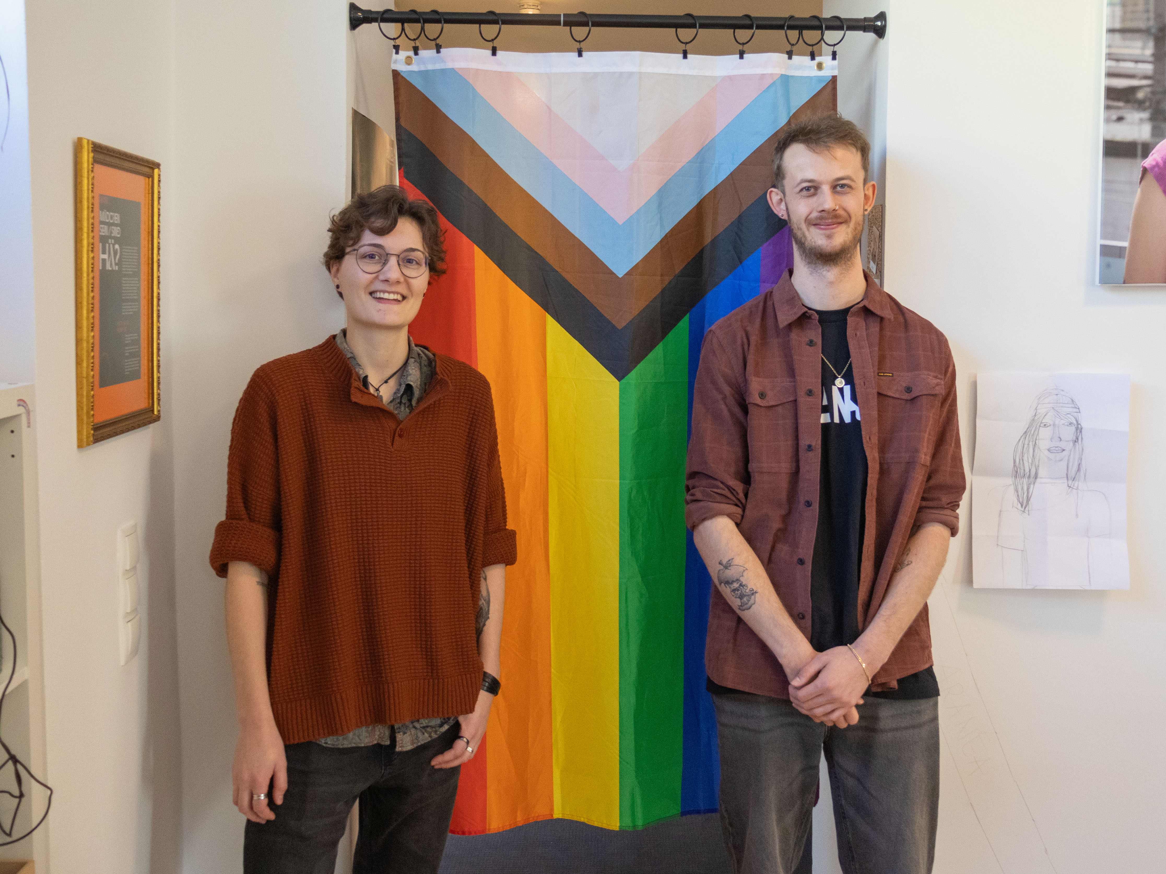 Cordula Hinterholzer (l.) und David Kaserbacher erarbeiteten das Konzept für das erste queere Jugendzentrum Innsbrucks „Queeze“ gemeinsam – von der Idee bis zur Umsetzung vor Ort.
