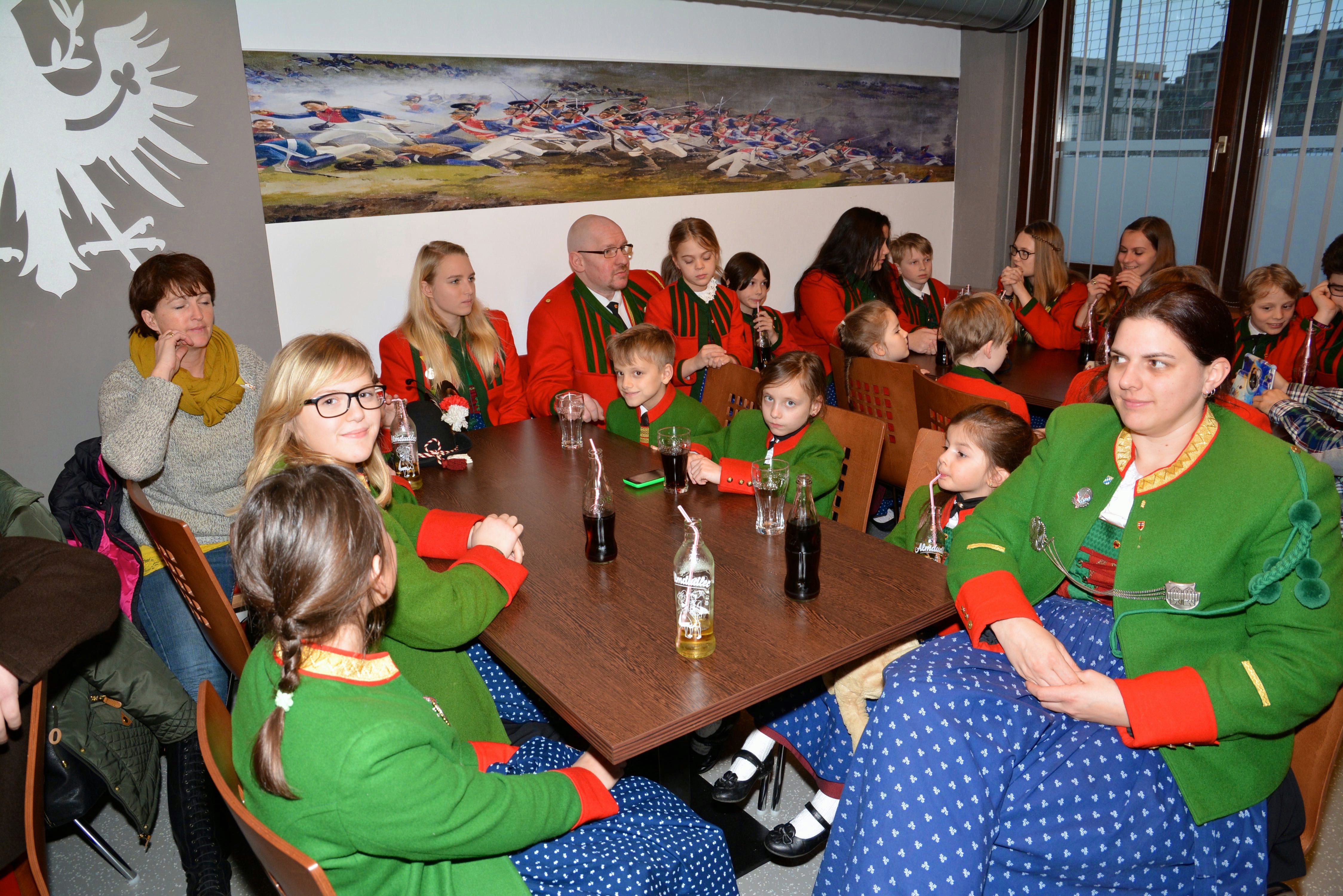 42 Kinder nahmen am Skirennen, und 58 am BAON-Königskettenschießen 2015 teil. Die Siegerehrungen dazu fanden im Schützenheim der Schützenkompanie Allerheiligen statt. Vizebürgermeister Christoph Kaufmann gratulierte herzlich.