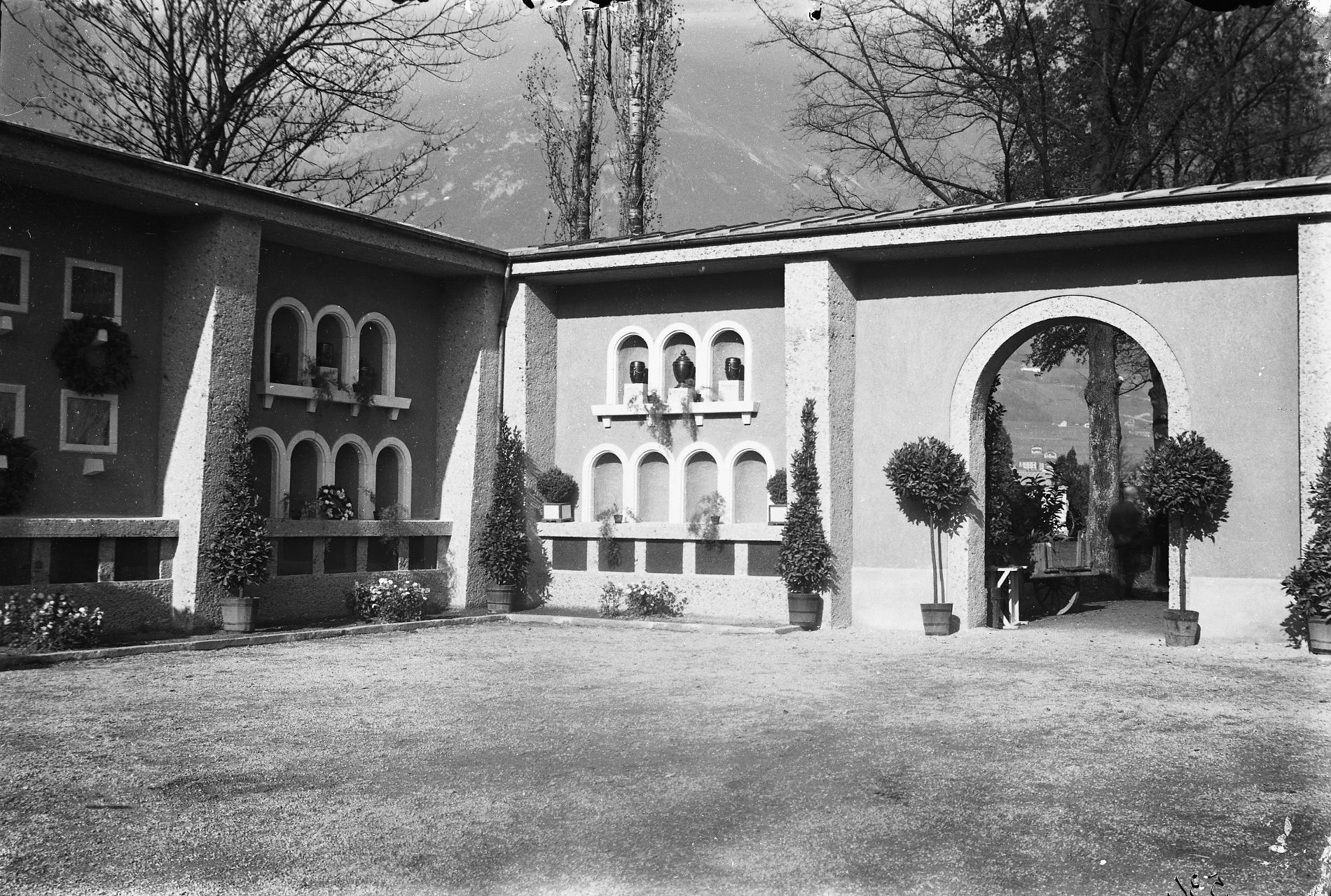 Der Urnenfriedhof am Innsbrucker Westfriedhof kurz nach seiner Eröffnung im November 1927