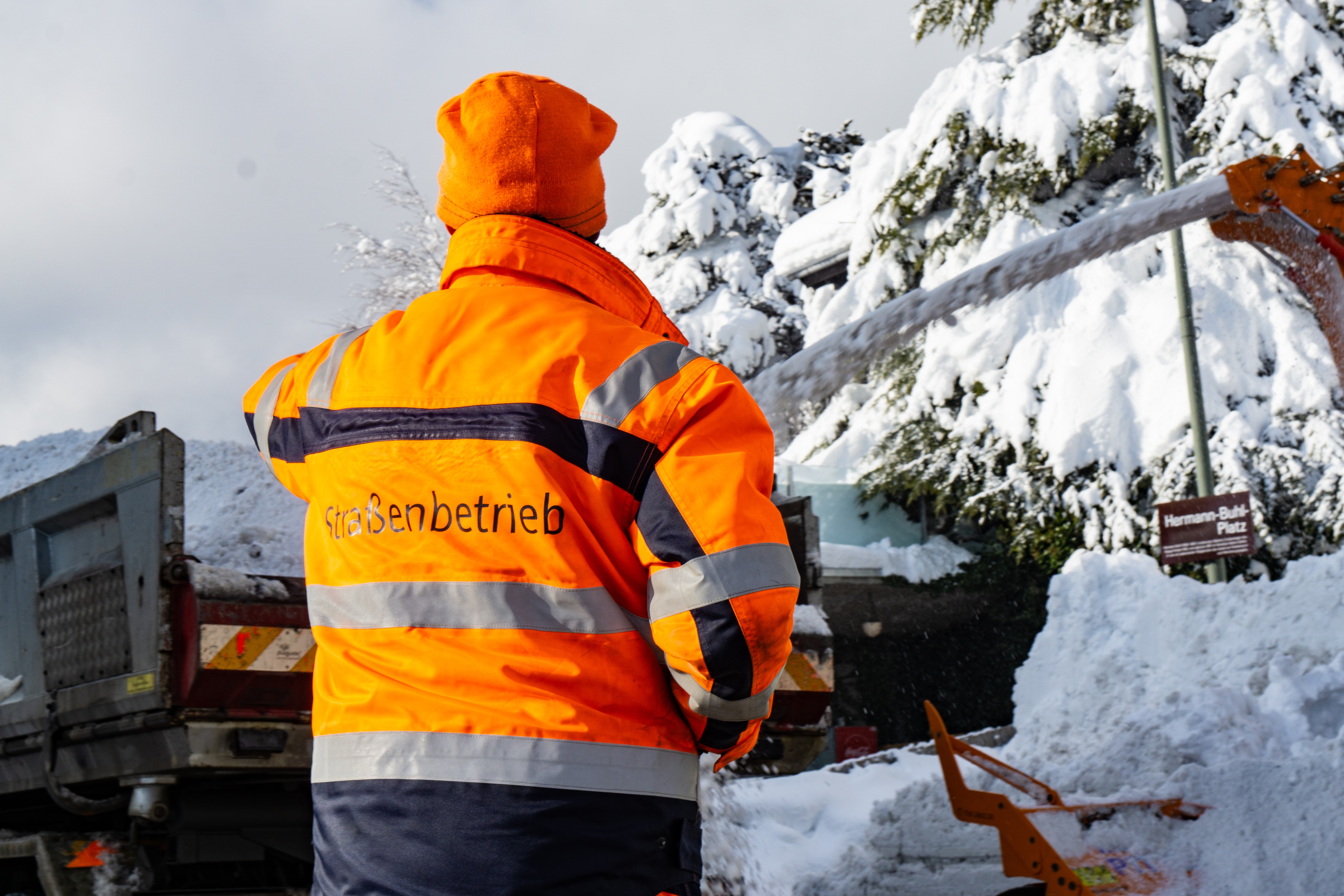 Das Team des Winterdienstes kümmert sich um die Schneeräumung auf Straßen, Geh- und Radwegen in seinem Zuständigkeitsbereich.