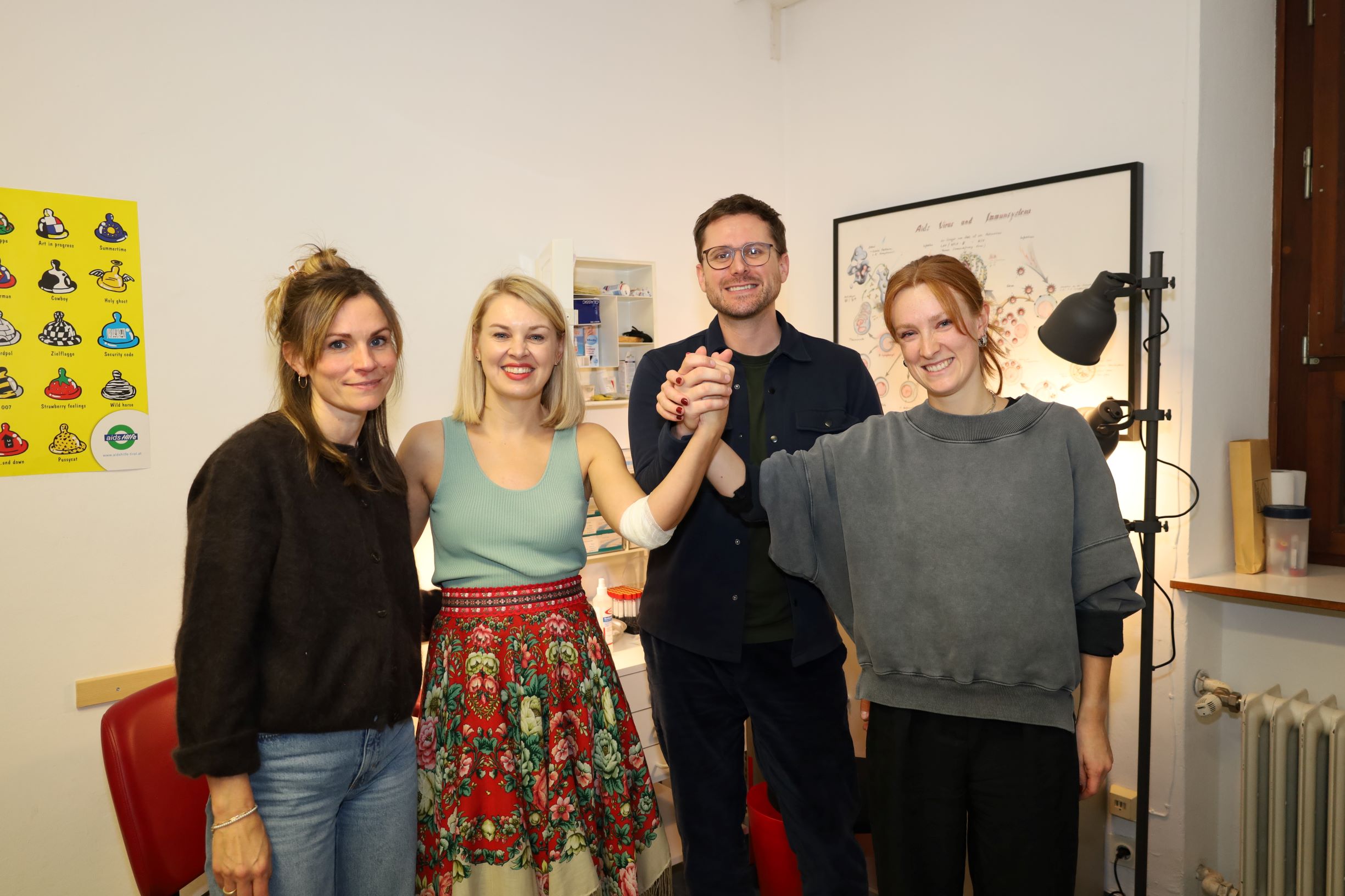 Vizebürgermeisterin Elisabeth Mayr (2.v.l.), Referentin Brigitta Kerer (Public Health, l.), Geschäftsführer Thomas Lechleitner (ZSG Tirol, 2.v.r.) und ZSG-Tirol-Mitarbeiterin Corinna Mayr (r.) rufen die Bevölkerung zur Testung auf.