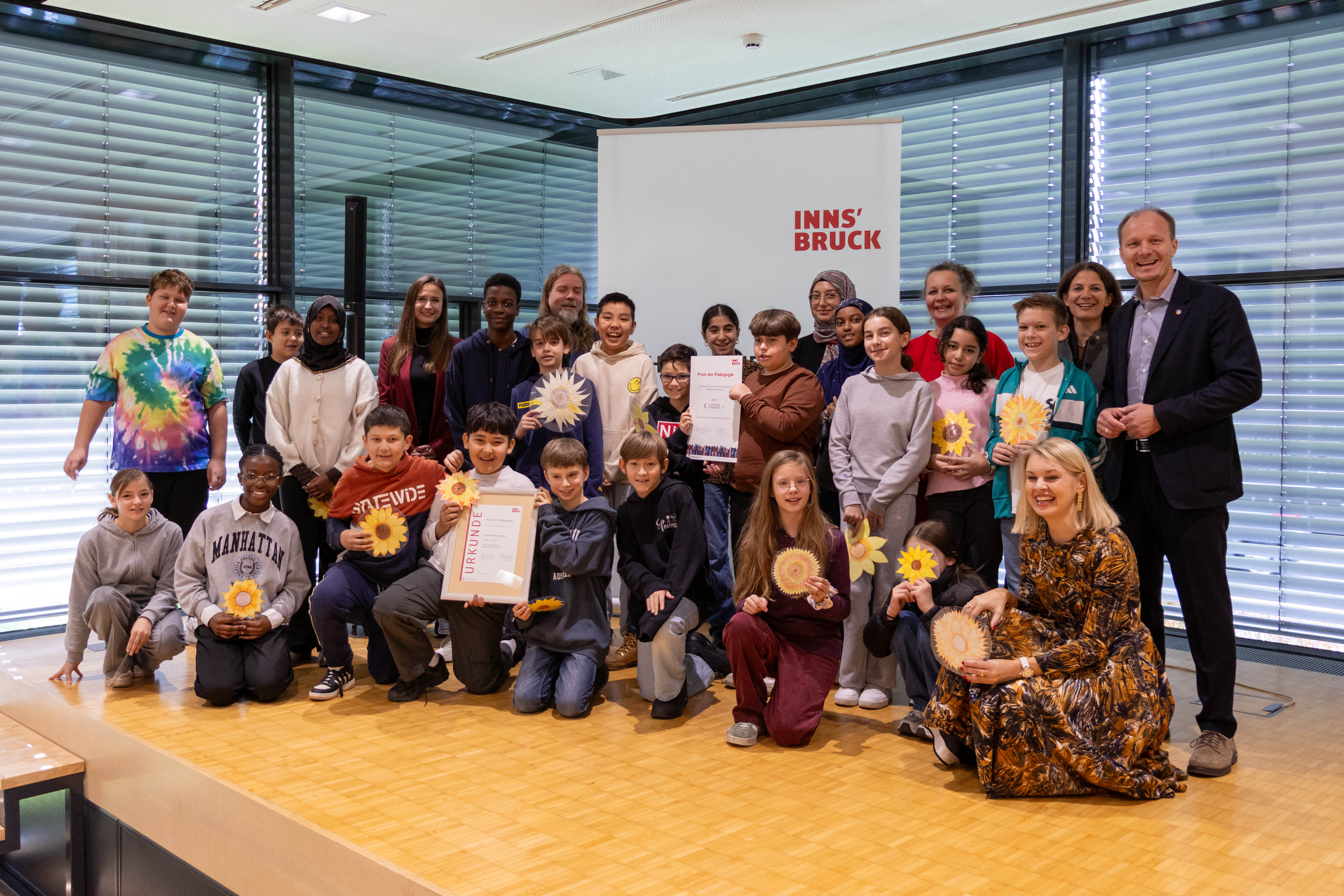 Die Mittelschule Hötting freut sich über ihren Preis für das interreligiöse Gartenprojekt „Liebe verbindet“.