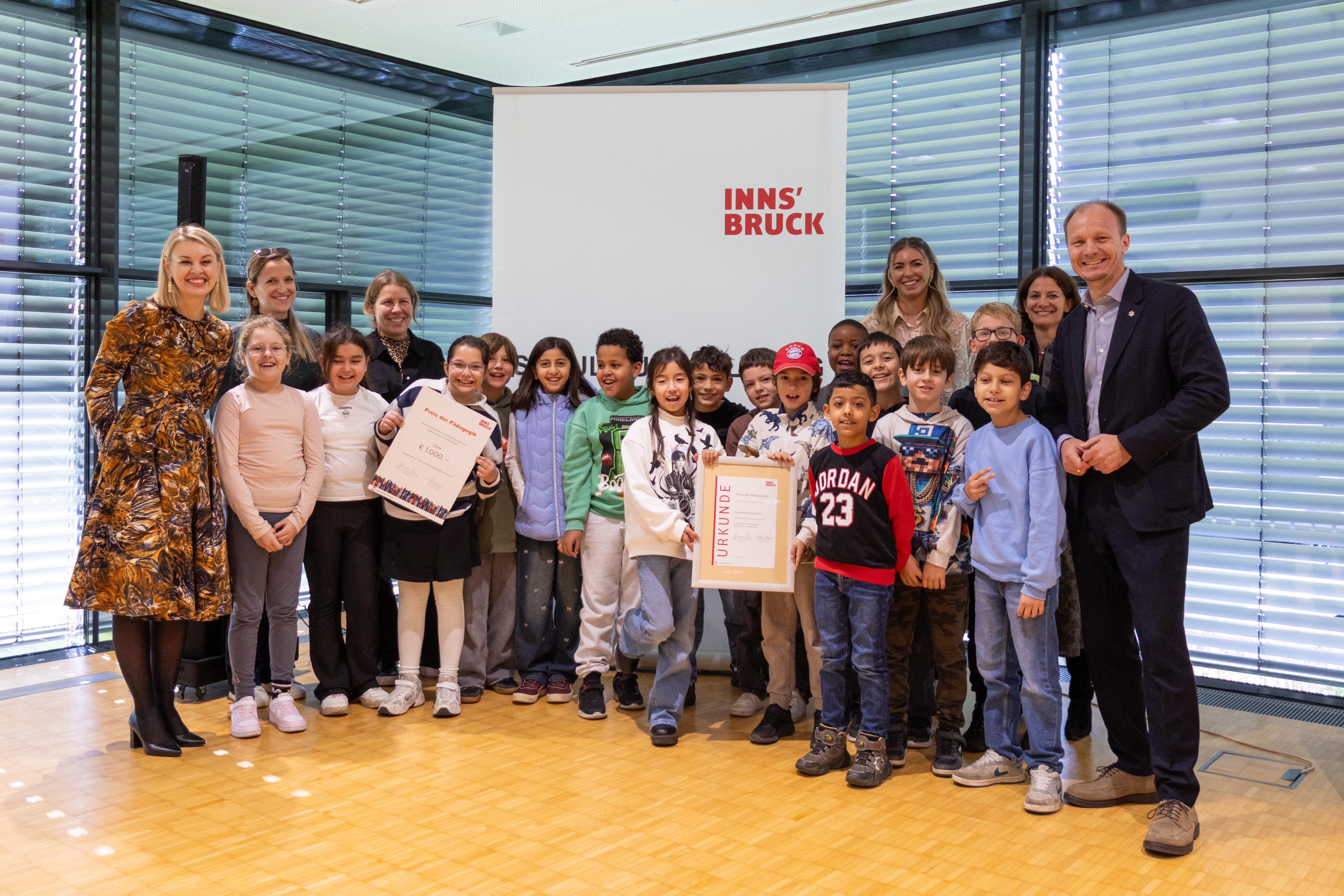 Auch die Volksschule Dreiheiligen freut sich über ihren Preis, den sie für die Austragung ihres öffentliches Schulschlussfest erhielt.