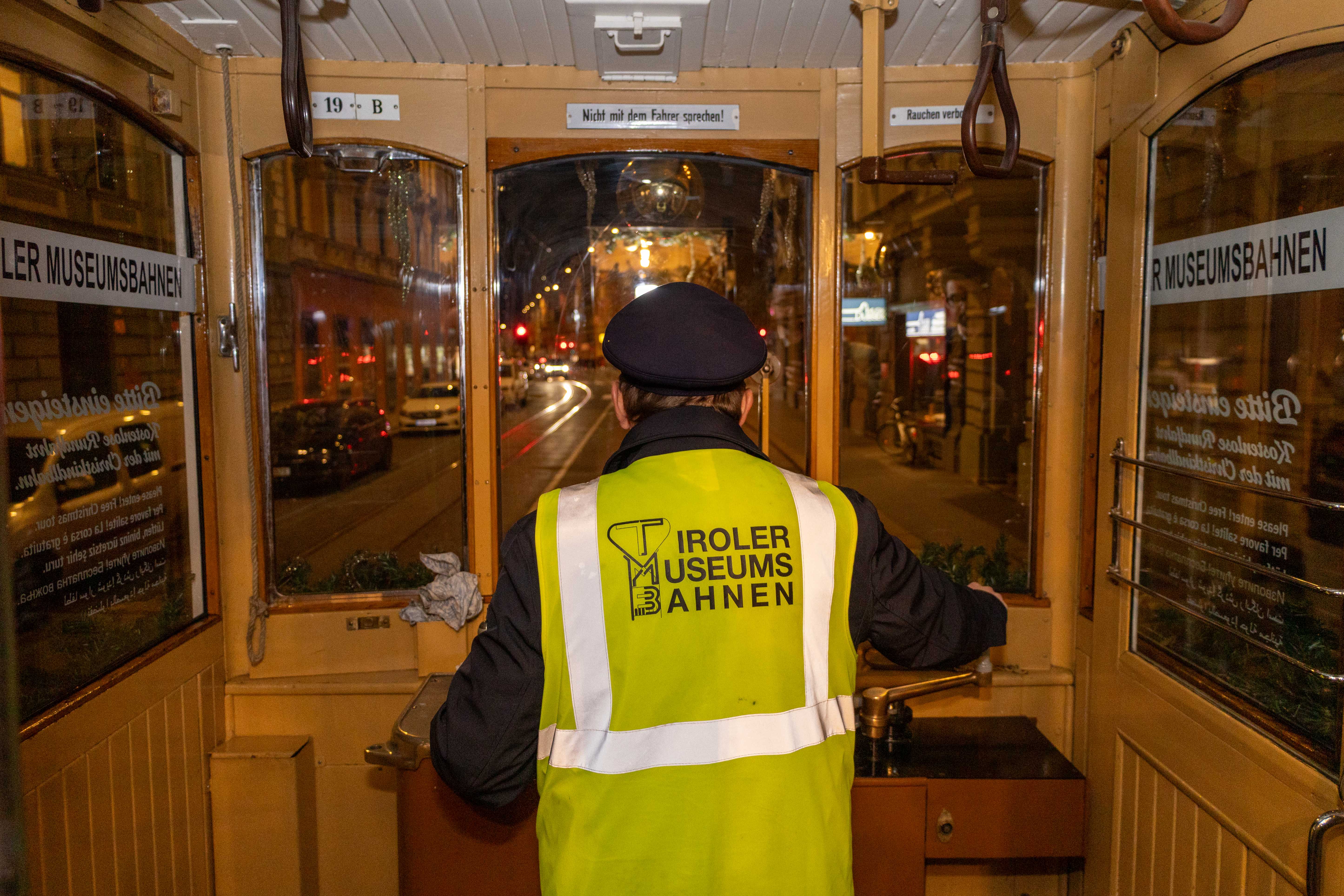 Die Steuerung des über 100 Jahre alten Triebwagens ist selbst für erfahrene Fahrerinnen und Fahrer eine Herausforderung.