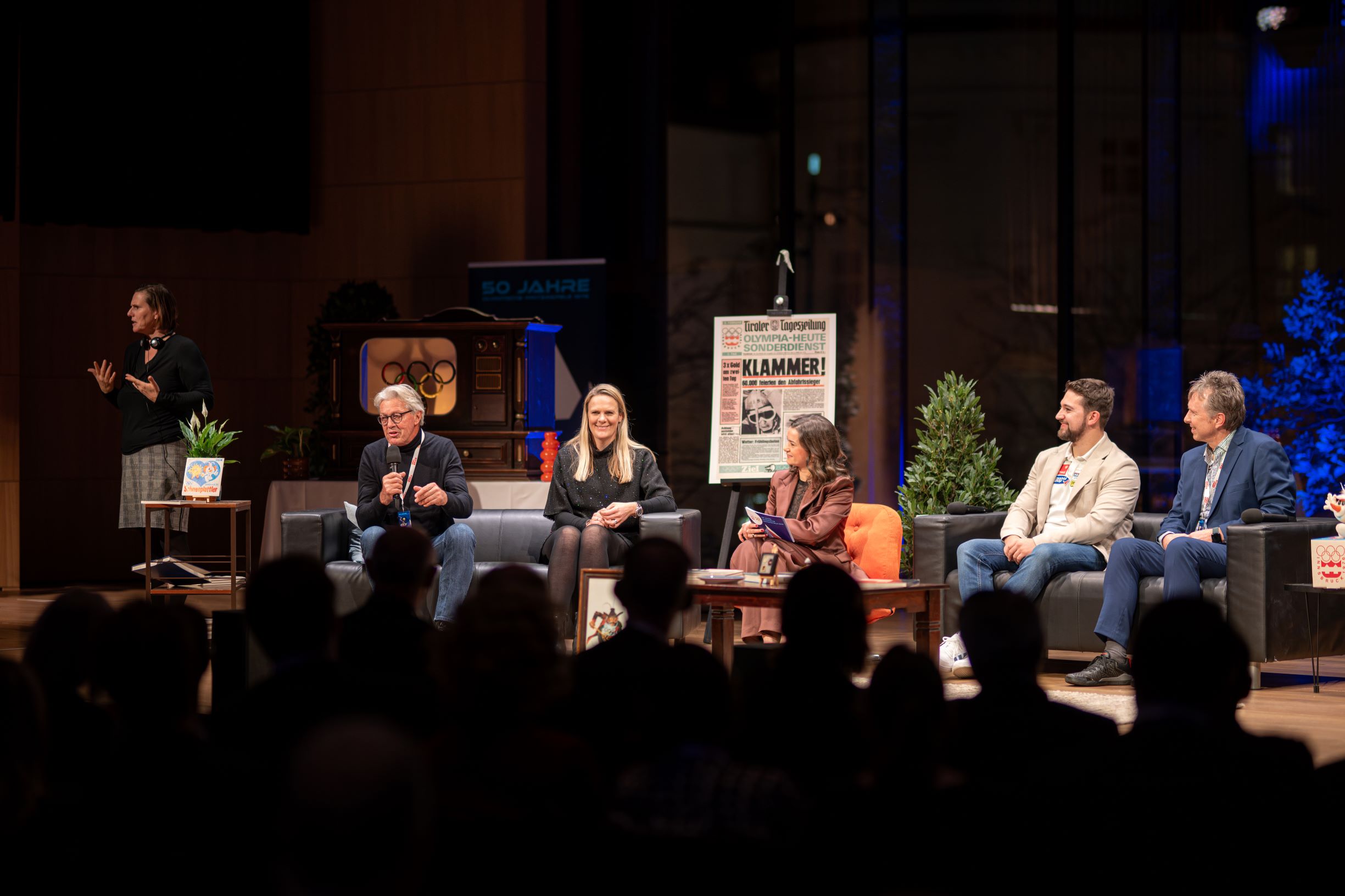 „Olympia ist eine weltumspannende Sprache“: Die Schweizer Sportlegende Bernhard Russi (li.) betonte das Einzigartige am olympischen Gedanken in der Talkrunde mit (v.l.) Skirennläuferin Nicole Hosp, Moderatorin Daniela Schmiderer, Rennrodler David Gleirscher und Christian Raschner (Sportlicher Leiter Olympiazentrum Tirol).
