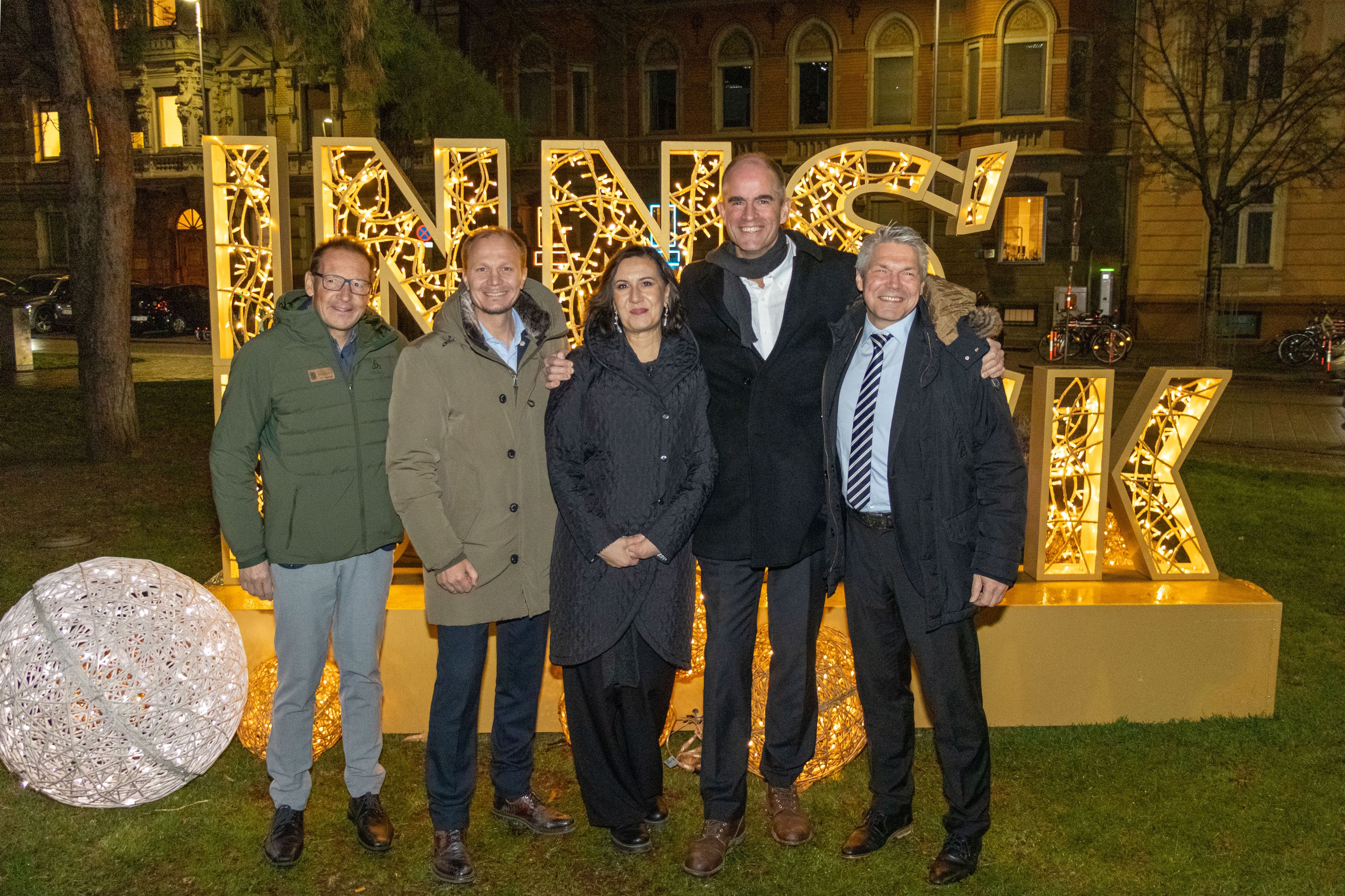 Innsbrucks Bürgermeister Johannes Anzengruber (2.v.l.) mit (v.l.) Vizebürgermeister Reto Matossi (St. Moritz), Vizebürgermeisterin Mirela Džehverović (Sarajevo), Bürgermeister Hans Olav Sundfør (Lillehamer) und Bürgermeister Stefan Breitner aus Innsbrucks Partner- und Olympiastützpunktstadt Freiburg vor dem ikonischen Innsbruck-Schriftzug am Adolf-Pichler-Platz.