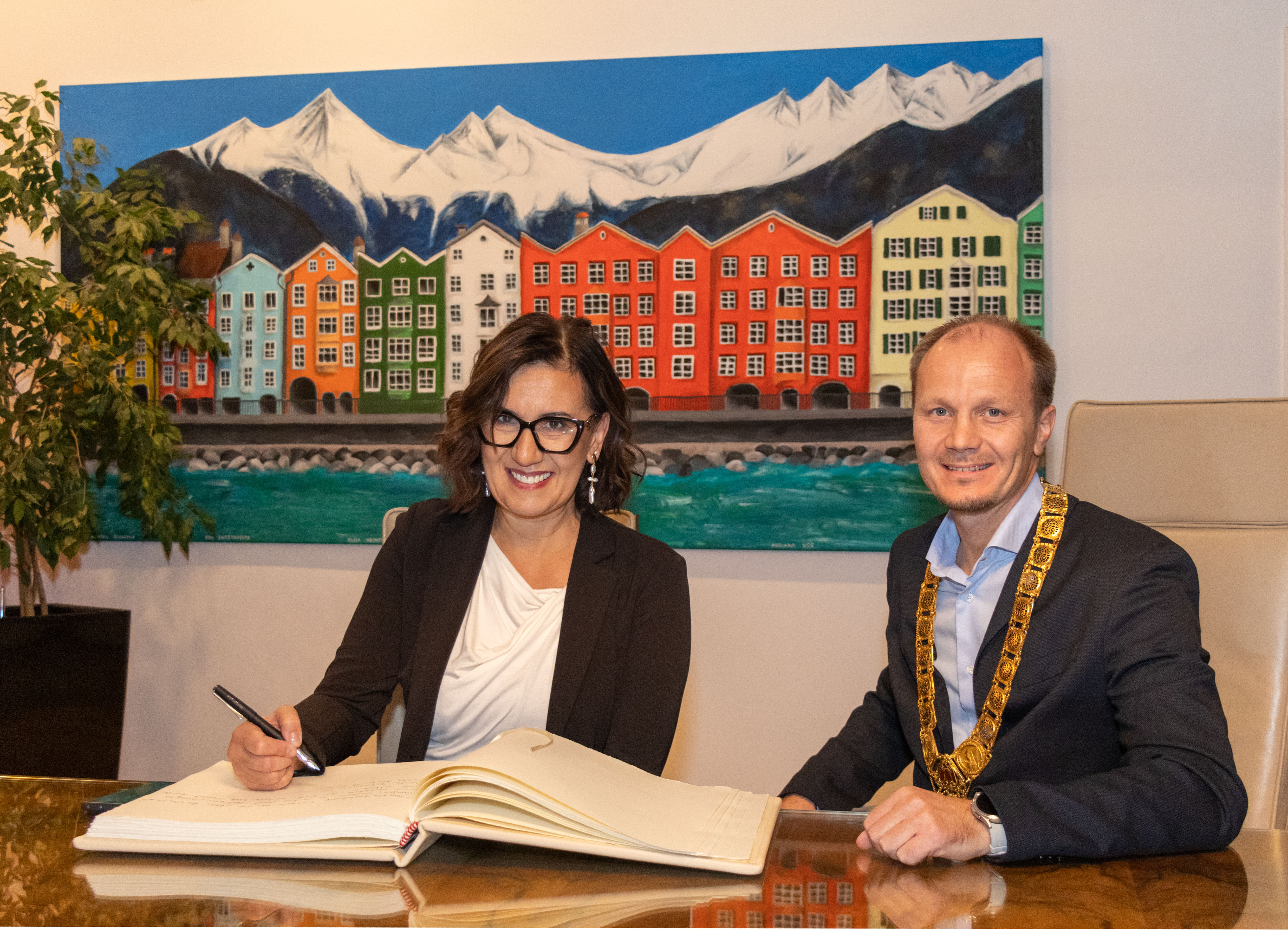 Auch Vizebürgermeisterin Mirela Džehverović aus Innsbrucks Partnerstadt Sarajevo (im Bild mit Innsbrucks Bürgermeister Johannes Anzengruber) trug sich im Goldenen Buch ein.