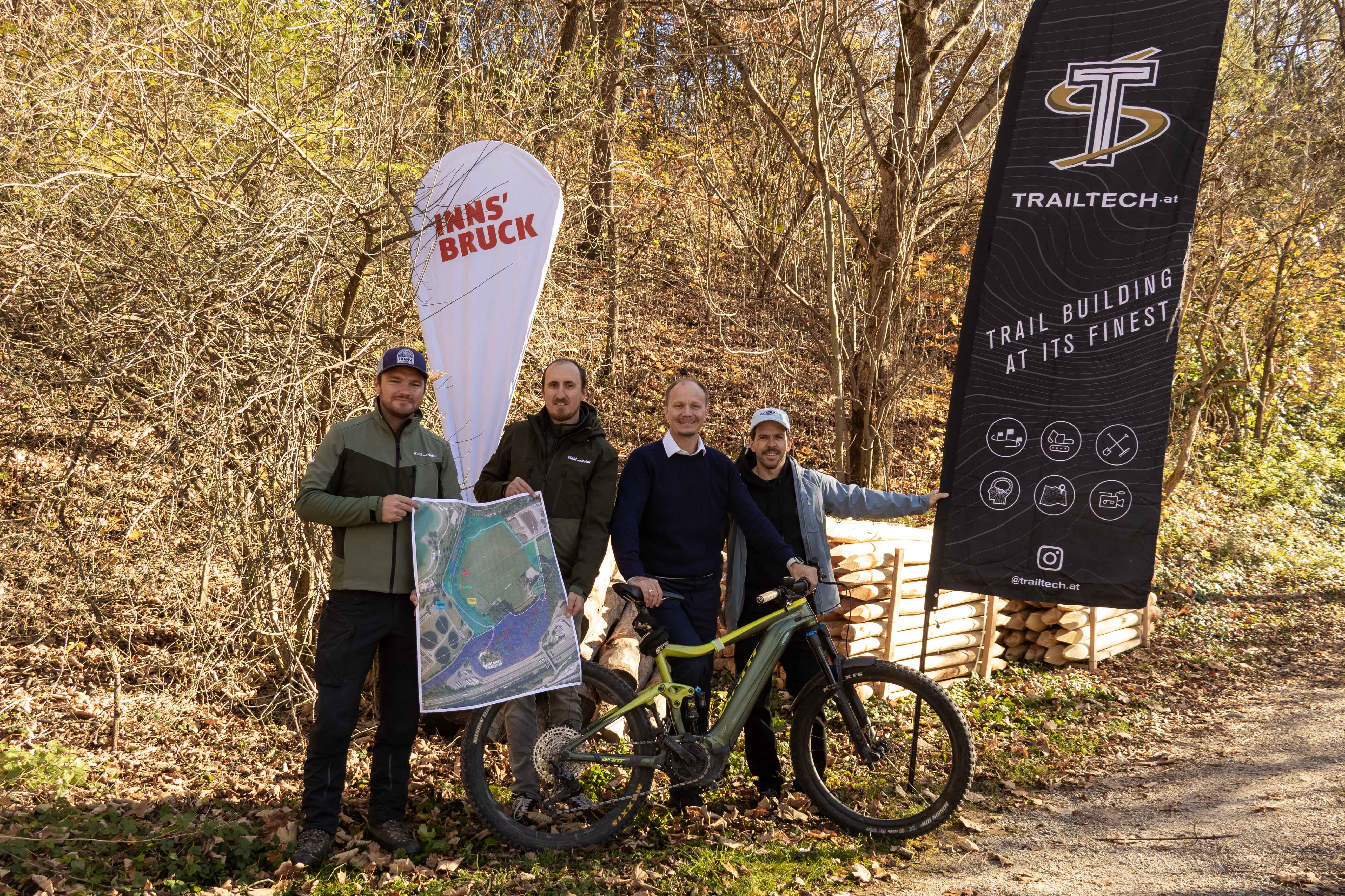 Amtsleiter Mathias Stang, Referent David Messner, Bürgermeister Johannes Anzengruber und Geschäftsführer Rene Schnöller (Trail Tech) beim Spatenstich für die Erweiterung der Bichl Trails in der Rossau.