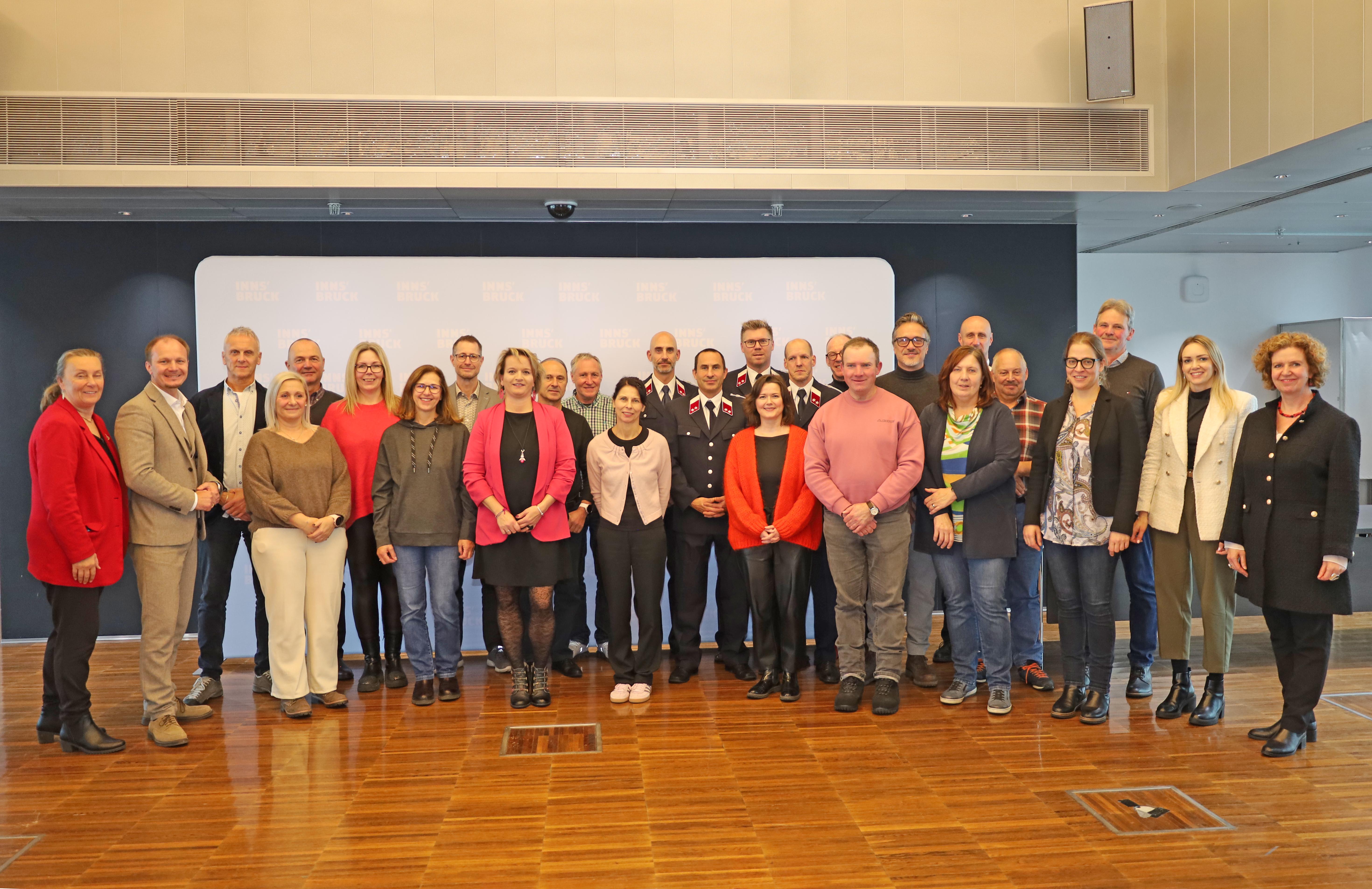 "Das Erreichte zählt": Dieses Motto gab Magistratsdirektorin Gabriele Herlitschka zahlreichen Jubilarinnen und Jubilaren am 25. November mit auf den Weg. Im Plenarsaal wurden 23 offizielle Verabschiedungen in den Ruhestand, 10x 40 Jahre und 29x 25 Jahre Dienstjubiläum gefeiert. Bürgermeister Johannes Anzengruber bedankte sich bei den MitarbeiterInnen für die geleistete Arbeit, die Mitgestaltung und die Verbundenheit mit der Stadt Innsbruck.