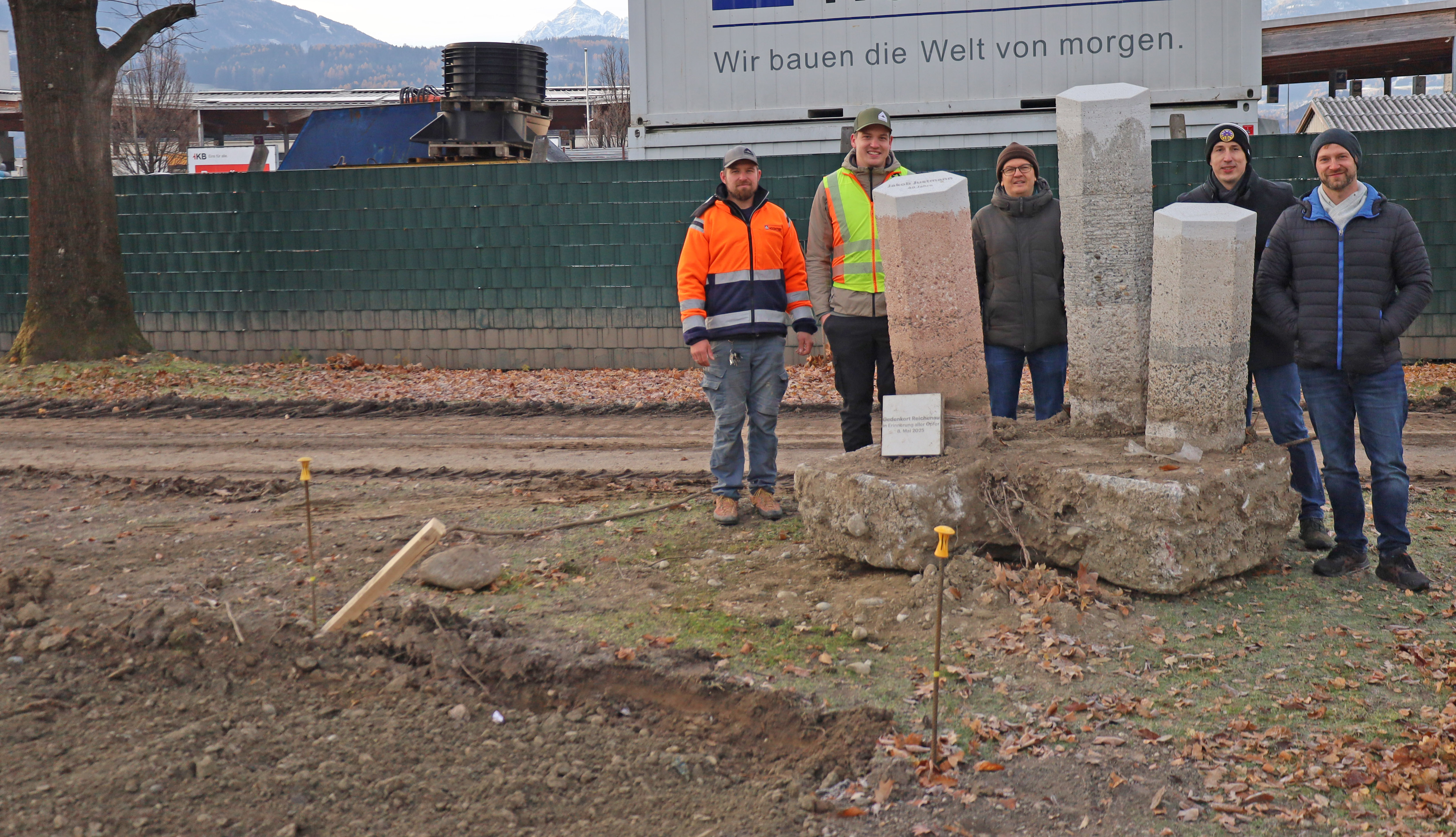 Gemeinsam arbeiten für die Gedenkkultur: Tobias Rettenbacher (Stadtarchiv/Stadtmuseum Innsbruck, 2. v.r.), Markus Pinter (Grünanlagen – Planung und Bau, Mitte) und Ricardo Leuschel (Grünanlagen, 1. v.r.) begleiten das Projekt seitens der Stadt Innsbruck.