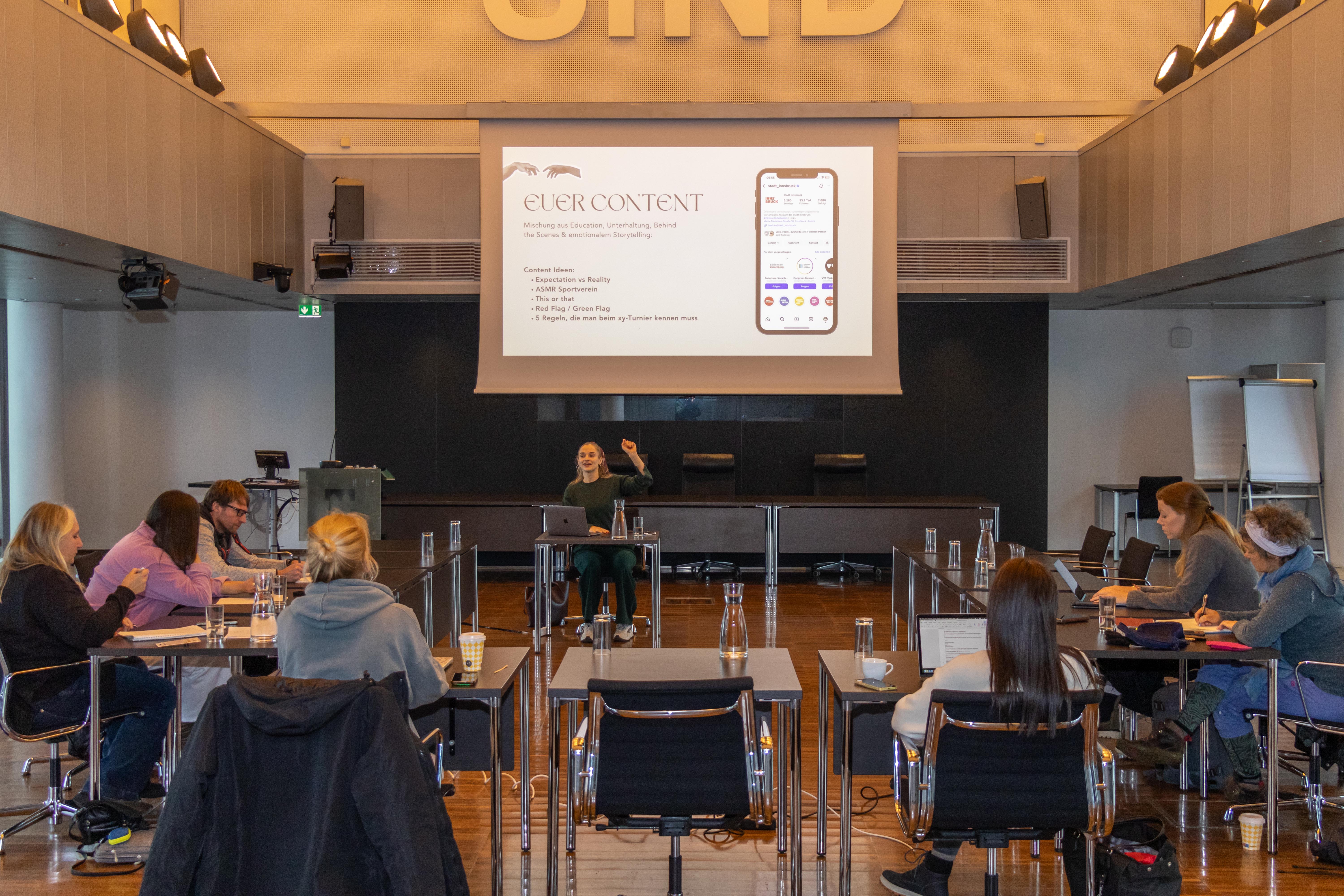 Social-Media-Expertin Julia Schamanajew (Bildmitte) leitete den Workshop „Social Media Deep Dive“ für Innsbrucks Sportvereine im Plenarsaal des Rathauses.