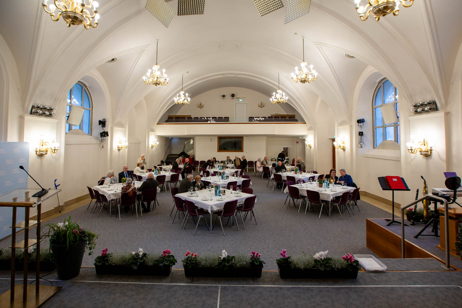 37 Paare feierten am 26. November im Ursulinensaal 50, 60, 65 oder gar 70 gemeinsame Jahre. Bürgermeister Johannes Anzengruber gratulierte 19 Goldenen, 14 Diamantenen und drei Eisernen Jubelpaaren sowie einem Paar, das sogar bereits die Gnadenhochzeit beging. In seiner Rede erinnerte der Bürgermeister unter anderem an das Jahr 1955, in dem der österreichische Staatsvertrag unterzeichnet wurde und die erste ORF-Fernsehsendung lief sowie an die frühen 60er Jahre als eine Zeit des Aufschwungs.