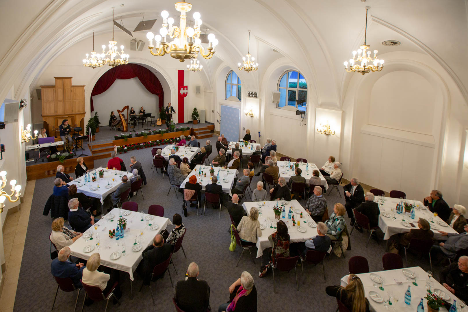 37 Paare feierten am 26. November im Ursulinensaal 50, 60, 65 oder gar 70 gemeinsame Jahre. Bürgermeister Johannes Anzengruber gratulierte 19 Goldenen, 14 Diamantenen und drei Eisernen Jubelpaaren sowie einem Paar, das sogar bereits die Gnadenhochzeit beging. In seiner Rede erinnerte der Bürgermeister unter anderem an das Jahr 1955, in dem der österreichische Staatsvertrag unterzeichnet wurde und die erste ORF-Fernsehsendung lief sowie an die frühen 60er Jahre als eine Zeit des Aufschwungs.