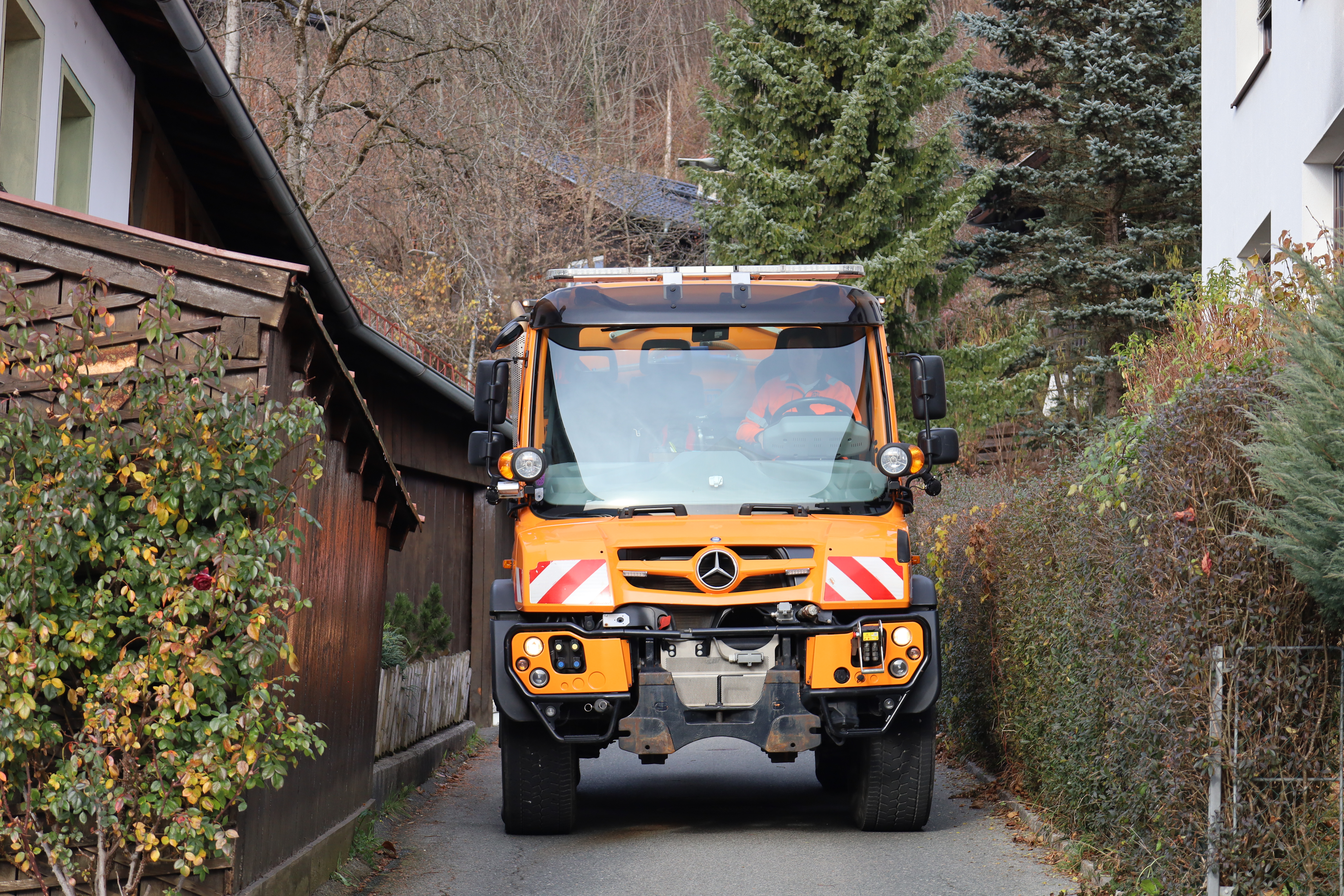 Millimeterarbeit: Auch enge Straßen müssen geräumt werden – manchmal auch im Rückwärtsgang. Besonders wichtig ist hier, dass die Fahrzeuge
ungehindert durchkommen.
