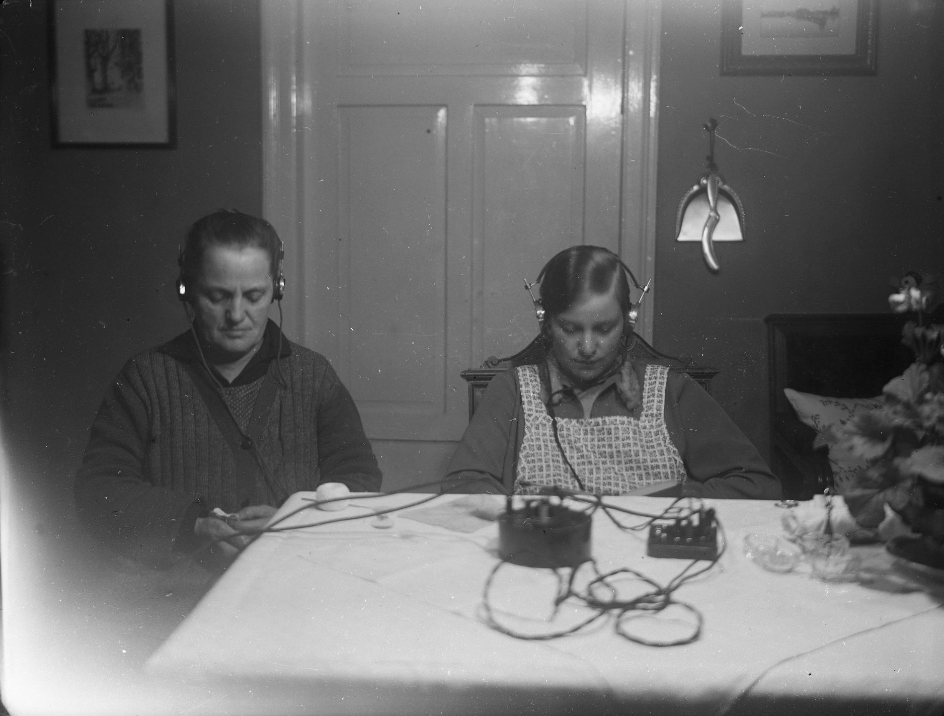 Anfangs war Radiohören nur mit Kopfhörern möglich, um 1930.