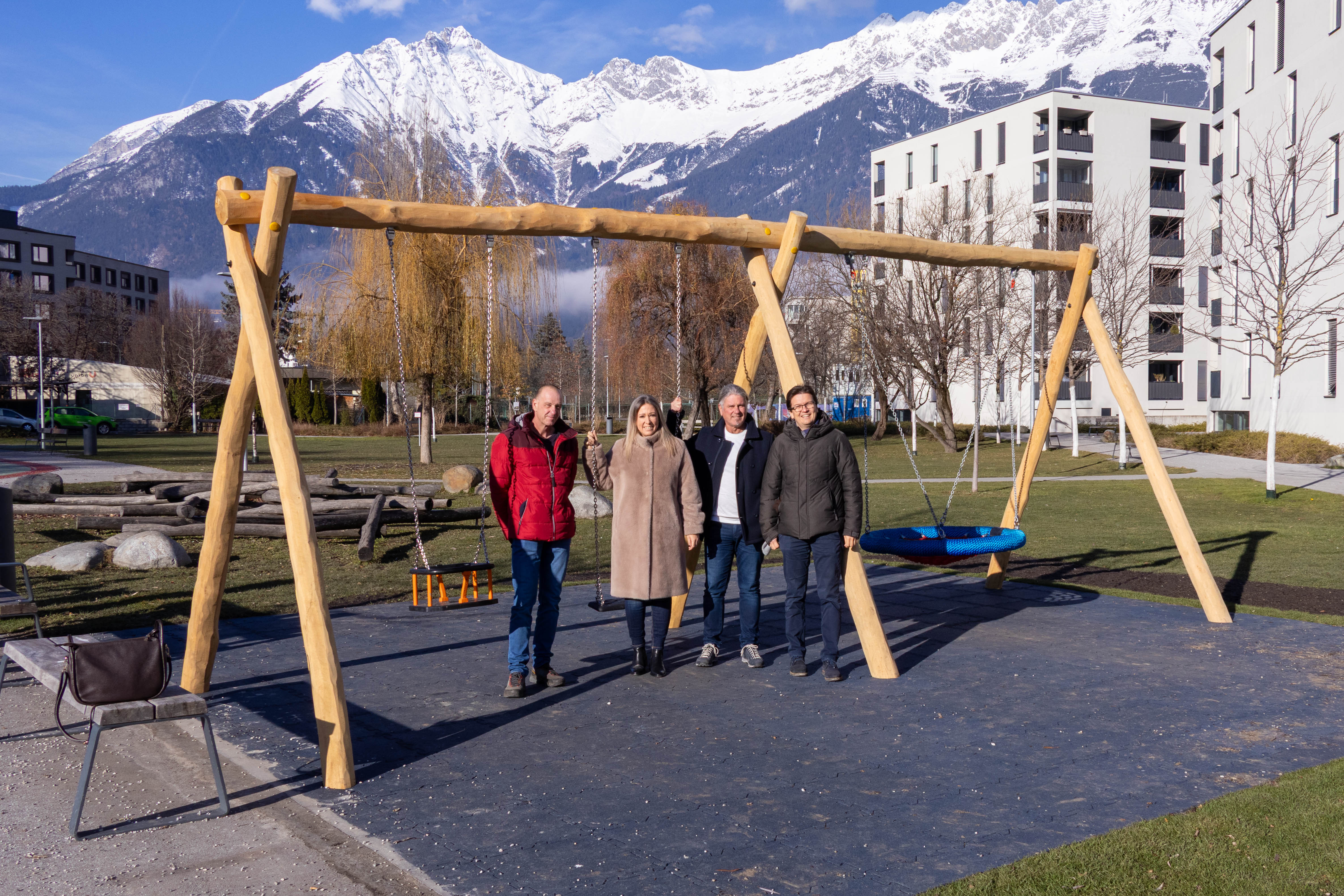 Nicht nur Innsbrucks Familien freuen sich über die neue Schaukel: (v.l.n.r.:) Robert Mair (Grünanlagen – Pflege und Service), Stadträtin Mariella Lutz, Referatsleiter Stefan Engele (Grünanlagen – Pflege und Service) und Referatsleiter Markus Pinter (Grünanlagen – Planung und Bau) am Spielplatz Egerdachstraße.