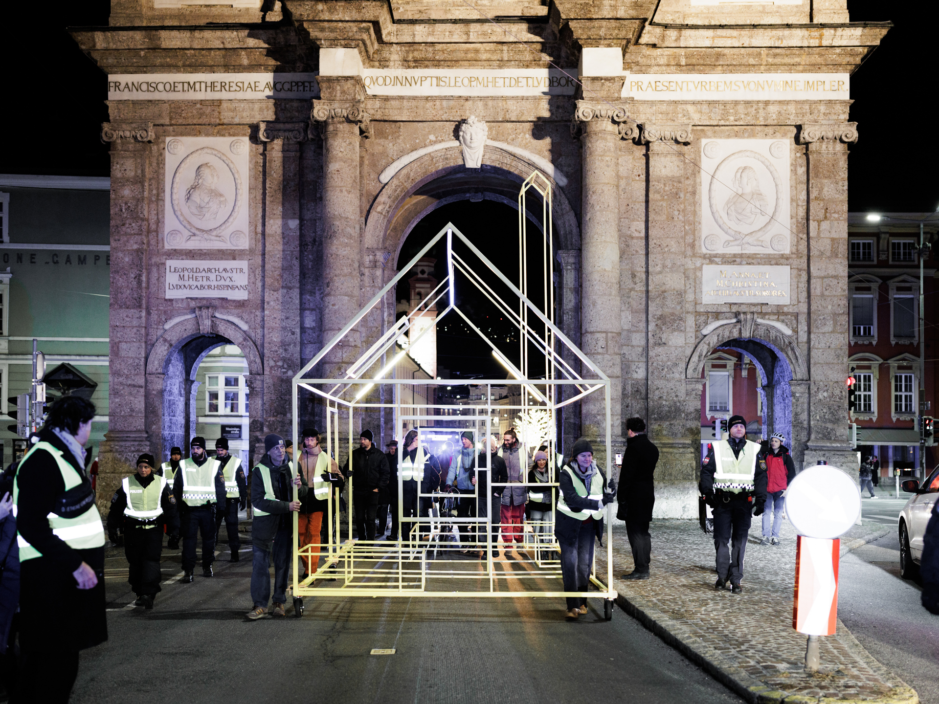 Eine temporäre Installation an der Uni-Kreuzung - hier beim Trauermarsch durch die Innenstadt - zum Thema Wohnen sorgte im Oktober und November ebenfalls für Aufmerksamkeit.