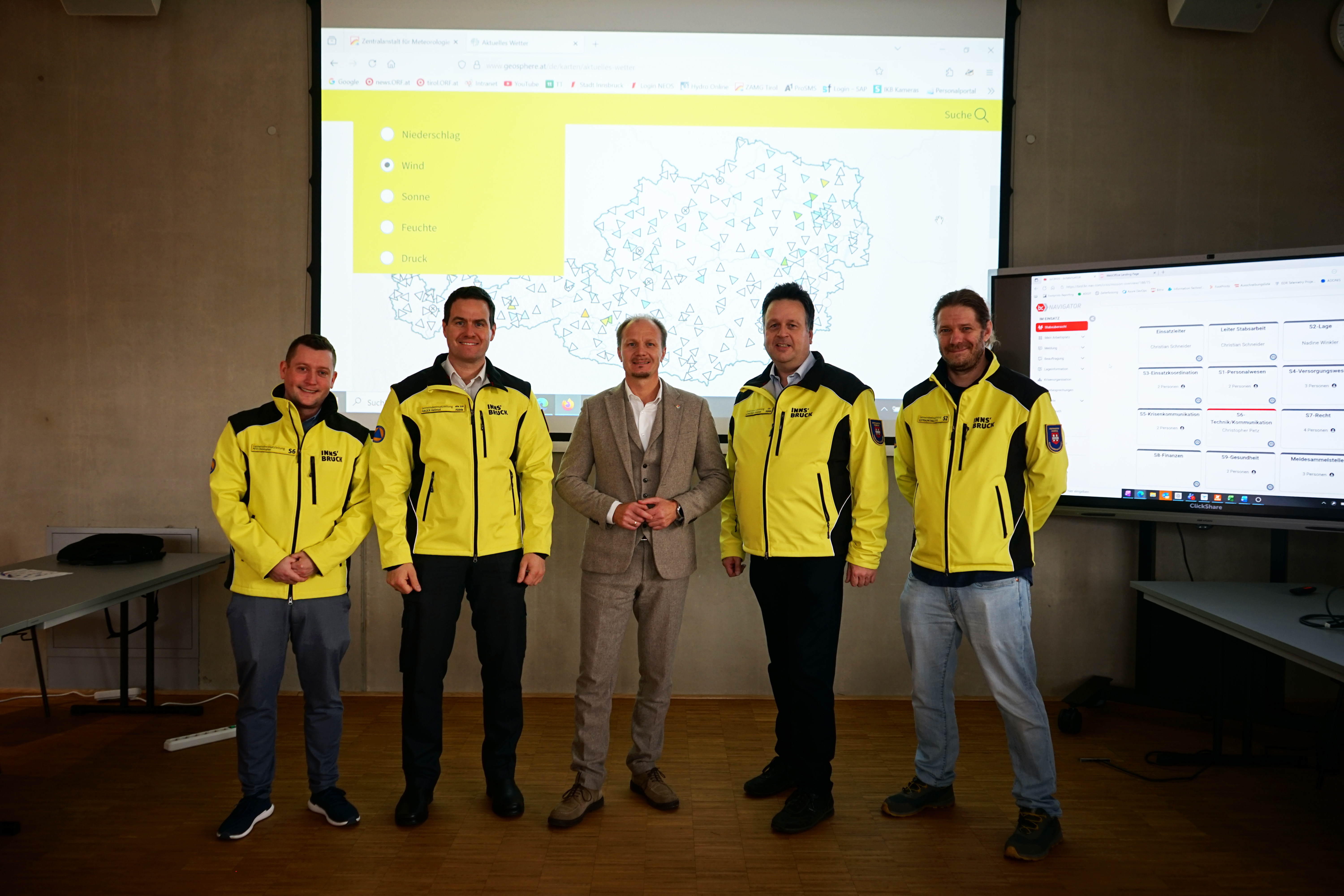 Gemeinsame Vorbereitung für den Krisenfall: Bürgermeister Johannes Anzengruber (Mitte) mit (v.l.) Christopher Petz, Helmut Hager, Christian Schneider (Amtsleiter Allgemeine Sicherheit und Veranstaltungen) und Stephan Gstraunthaler (Allgemeine Sicherheit).