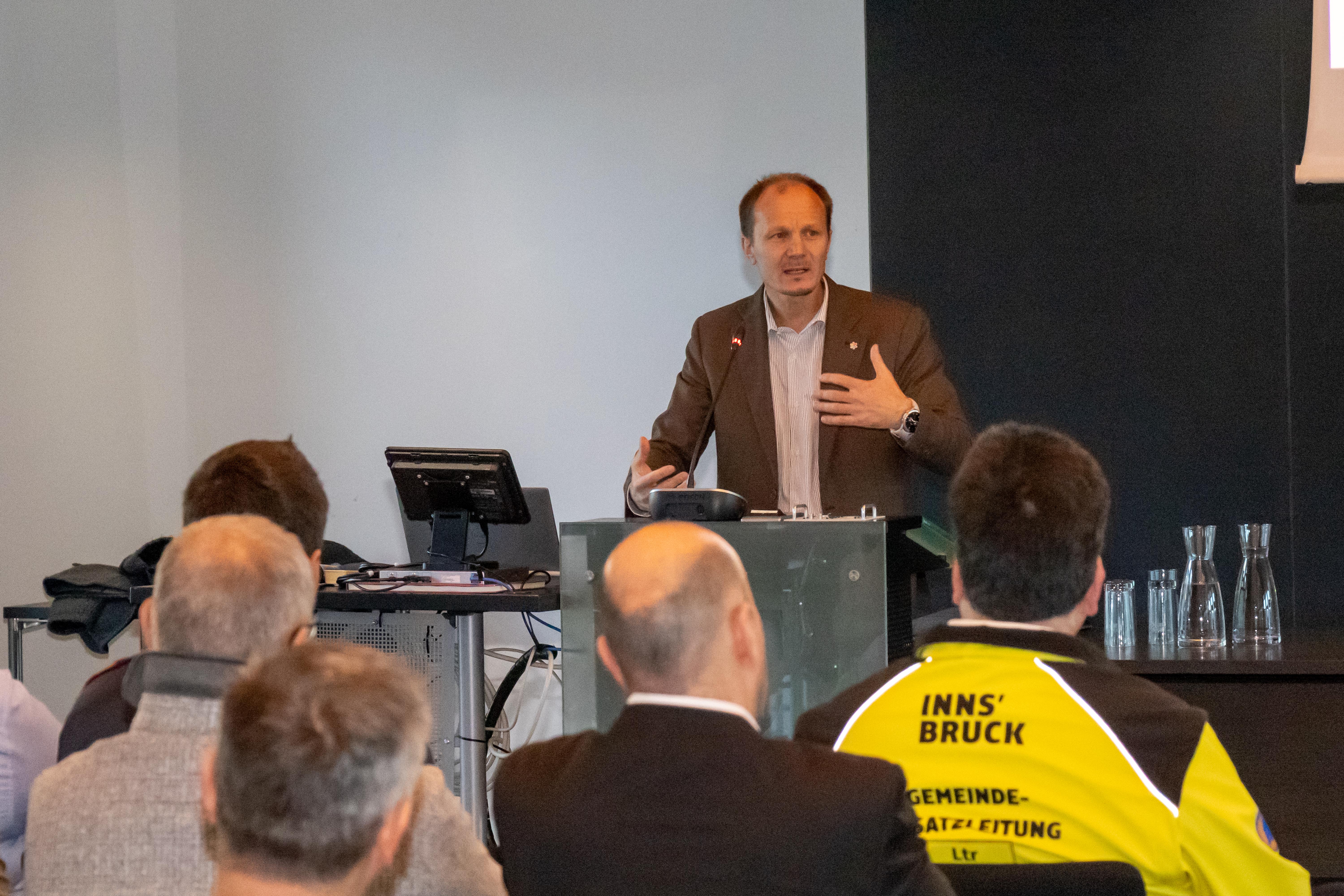 „Im Einsatzfall profitiert die Bevölkerung von der Kompetenz, Professionalität und guten Zusammenarbeit aller Beteiligten“: Bürgermeister Johannes Anzengruber beim Vernetzungstreffen der Gemeindeeinsatzleitung am 28. November.