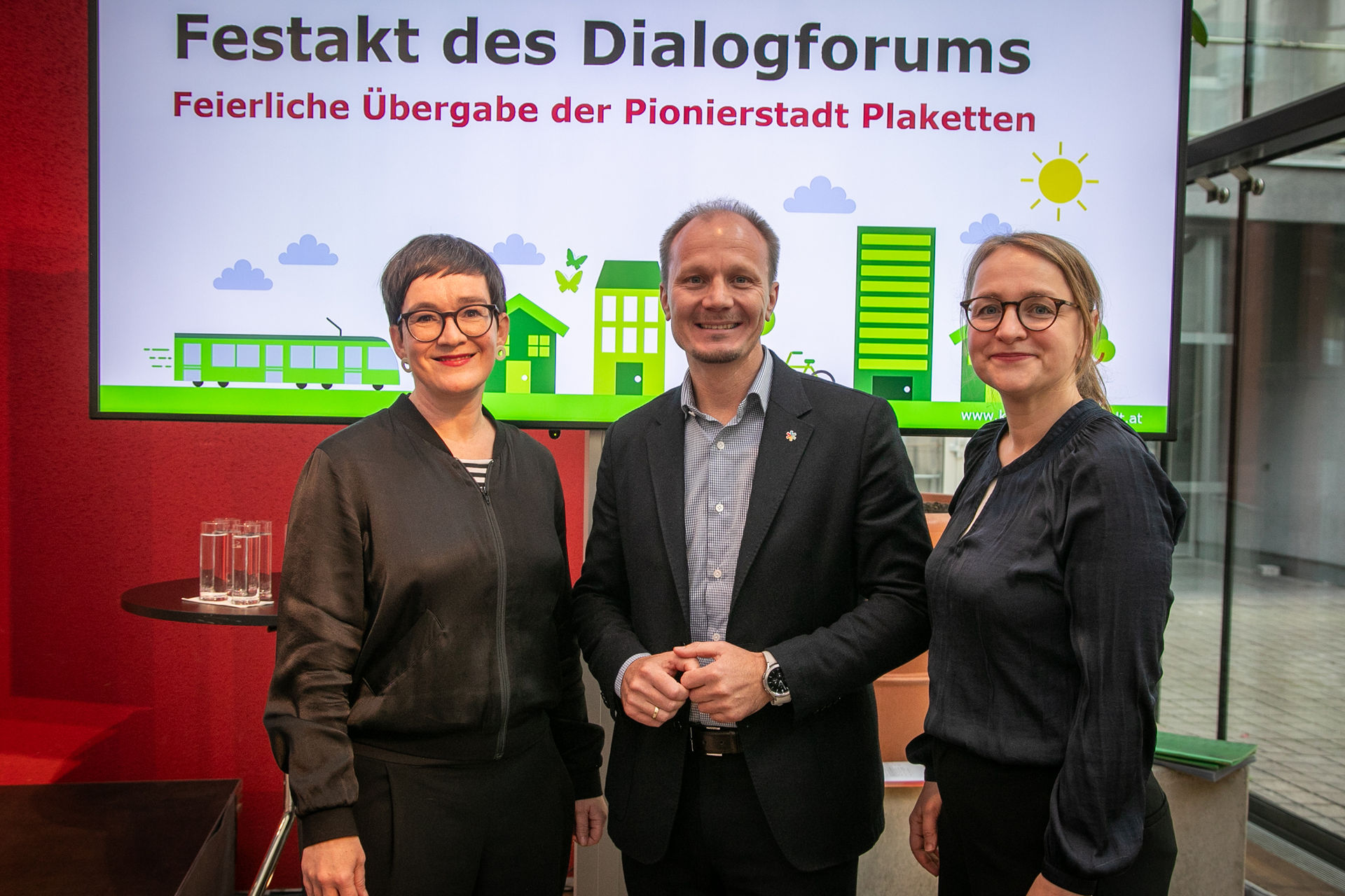 Gemeinsam in Richtung Klimaneutralität: VertreterInnen der 47 Pionierstädte Österreichs trafen sich im November in Innsbruck zur Jahreskonferenz „Klimaneutrale Stadt”. Bürgermeister Johannes Anzengruber, Stadträtin Janine Bex, Magistratsdirektorin Gabriele Herlitschka und Marcus Maier (Projektleitung "Mission: Klimaneutrale Stadt“) nahmen an der Veranstaltung mit dem Motto „Gemeinsam erfolgreiche Wege weitergehen” teil. Die Herausforderungen bleiben groß: die Themen Mobilität, Energie, Quartiersentwicklung, BürgerInnenbeteiligung sowie der Ausbau von Strukturen und Kompetenzen standen im Mittelpunkt des Austausches. Alle Informationen zu den teilnehmenden Städten: https://klimaneutralestadt.at/de/initiativen/pionierstaedte/