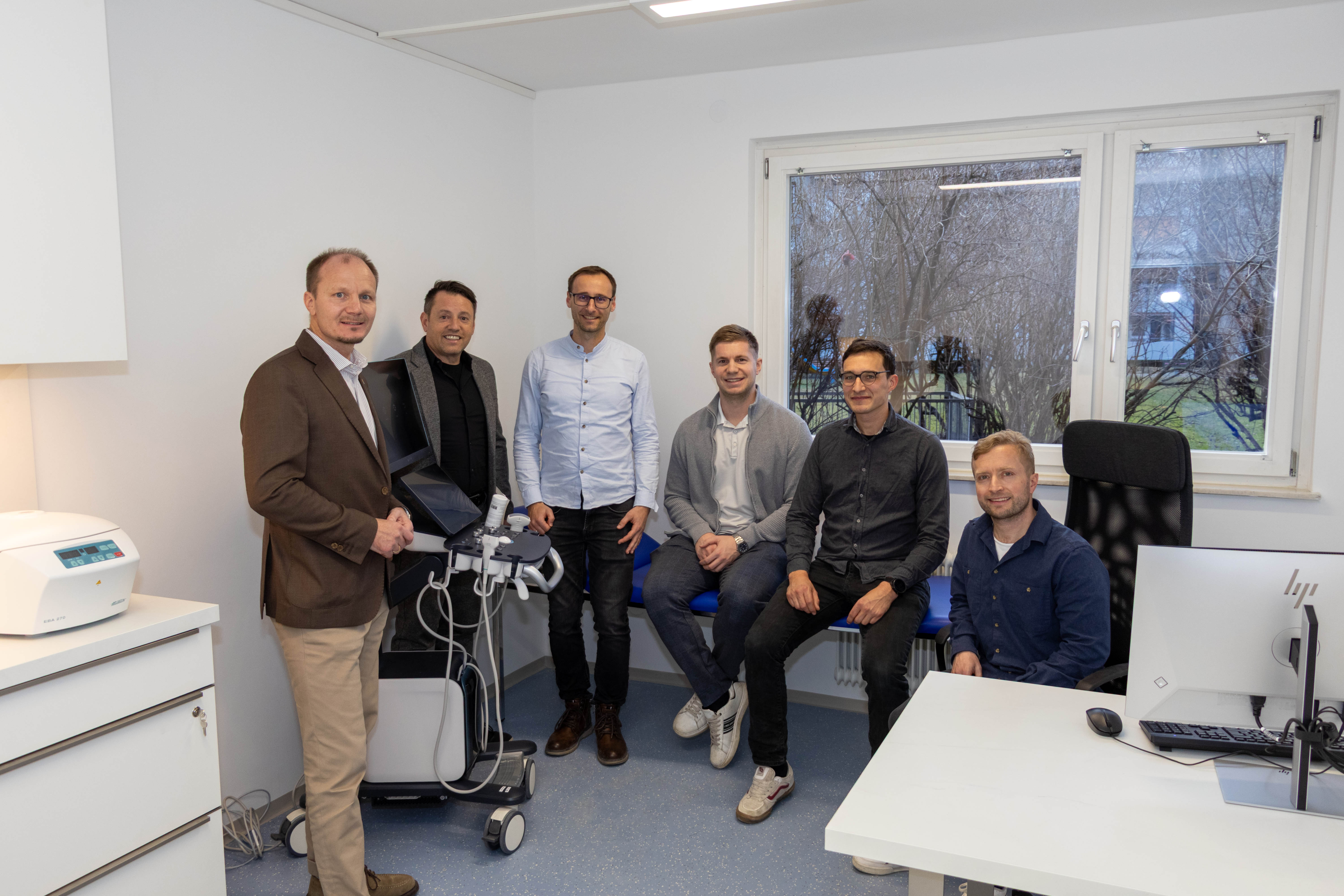 (v.l.n.r.:) Bürgermeister Johannes Anzengruber, Geschäftsführer Franz Danler, Thomas Eliskases und Manuel Egartner (IIG) mit den beiden Ärzten Dr. David Ammerer und Dr. David Mülleder in der neuen Praxis.