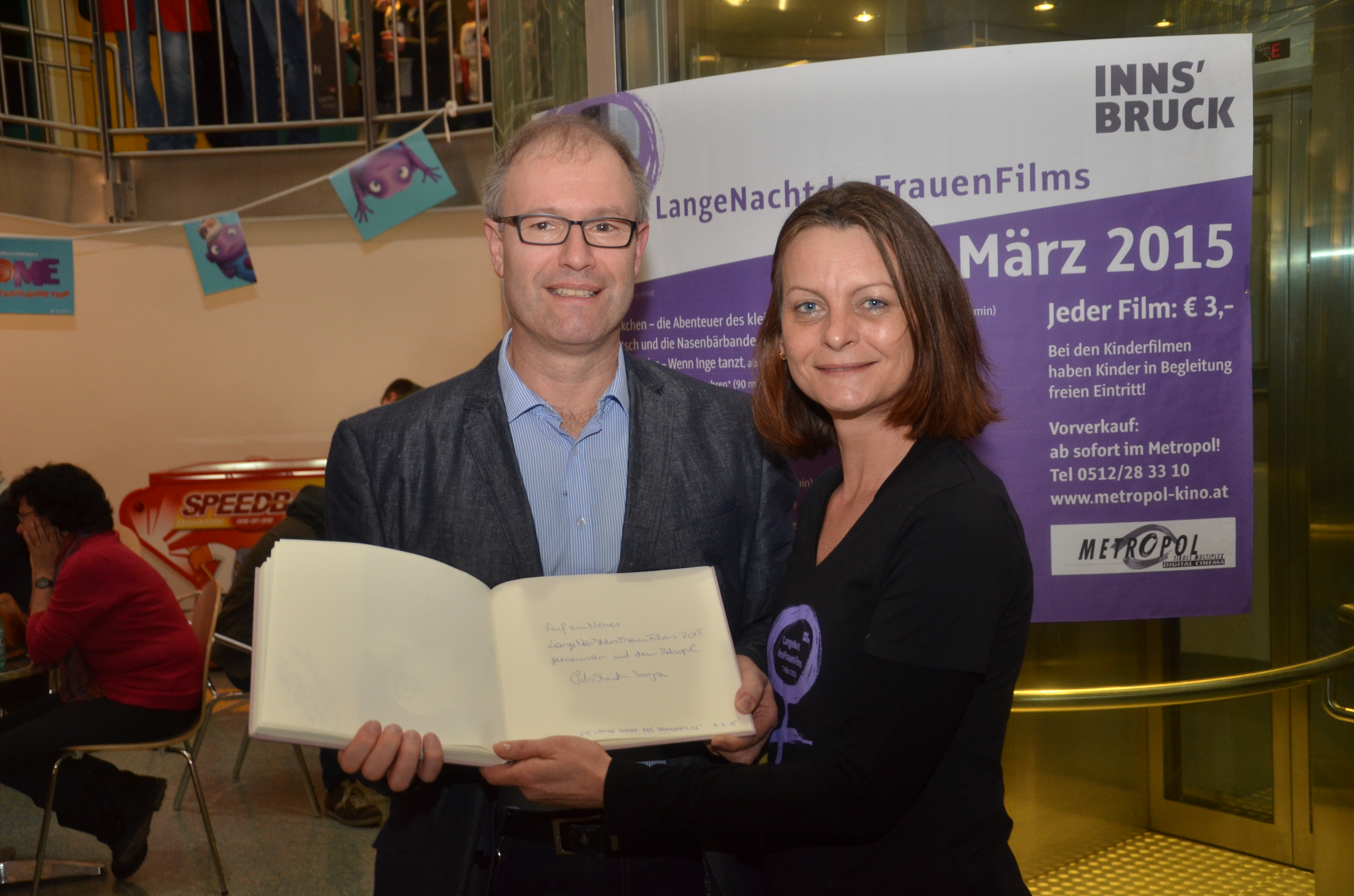 Zum Internationalen Frauentag veranstaltete das Referat Frauen, Familien und SeniorInnen am 07. März wieder die „LangeNachtdesFrauenFilms“ im Innsbrucker Metropol Kino. Offiziell eröffnet wurde der Abend von Vizebürgermeisterin Sonja Pitscheider, Uschi Klee (Leiterin Referat Frauen, Familie und Seniorinnen), Christian Hofer und Patrizia Hueber (beide Metropol Kino Innsbruck). Das vielfältige Programm regte dazu an, über Chancengleichheit und gelebte Gleichberechtigung nachzudenken.