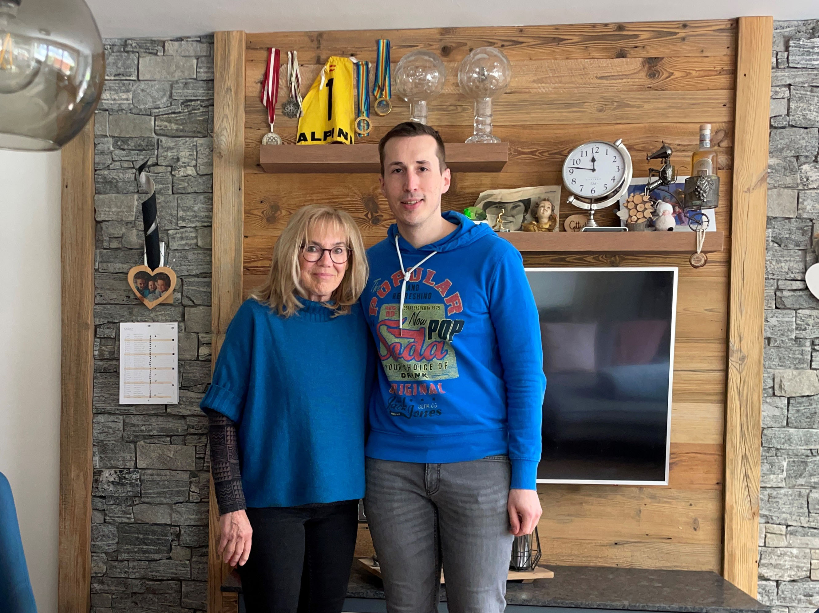 Die Skirennläuferin Brigitte Habersatter-Totschnig mit Podcast-Host Tobias Rettenbacher und ihren Olympia- und WM-Medaillen.