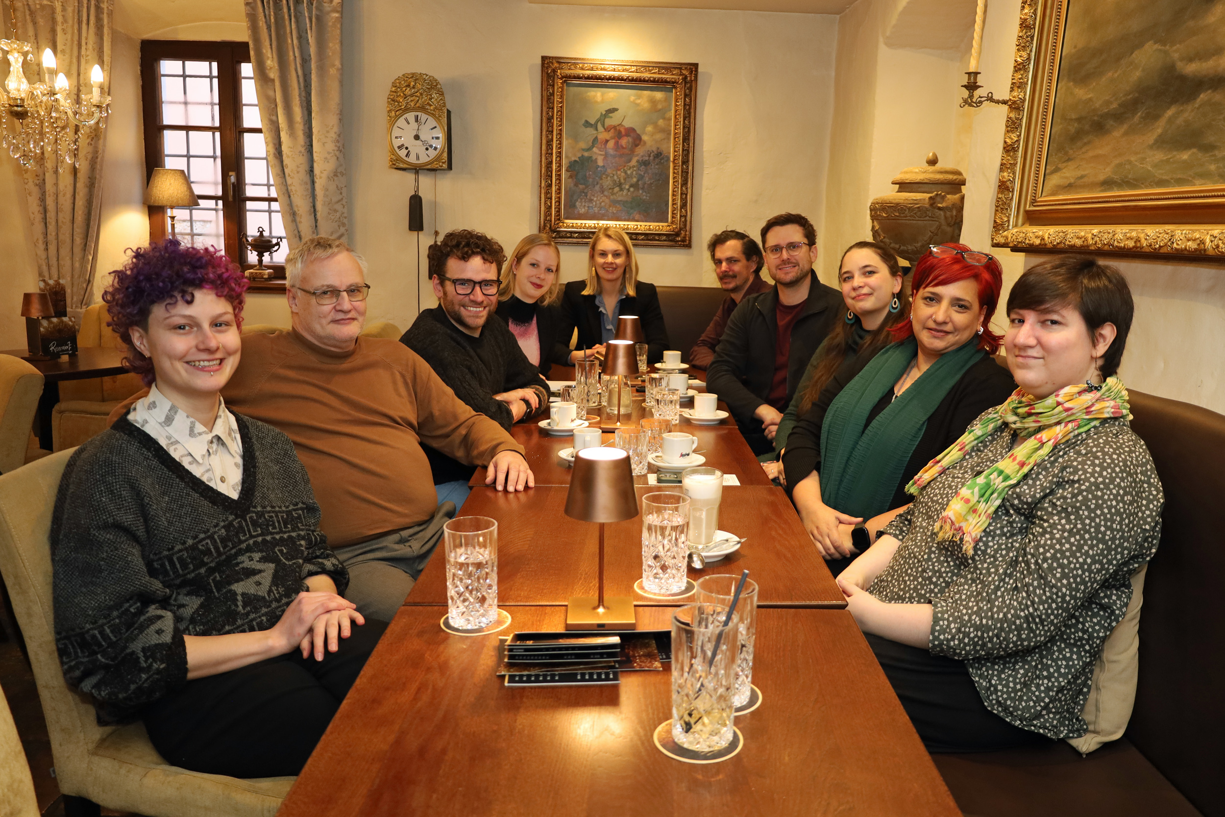 In der DomCafé-Bar fand das erste Innsbrucker Queer-Café von Personen, die sich für Vereine, Initiativen und Organisationen aus dem Queer-Bereich engagieren, statt. Vizebürgermeisterin Elisabeth Mayr (ganz hinten, M.) Isabella Mitter (Referentin Frauen, Gleichstellung und Queer, 4.v.l.) und Eva Körber-Pichler (Frauen, Gleichstellung und Queer, 3.v.r.) freuten sich über den informellen Austausch.