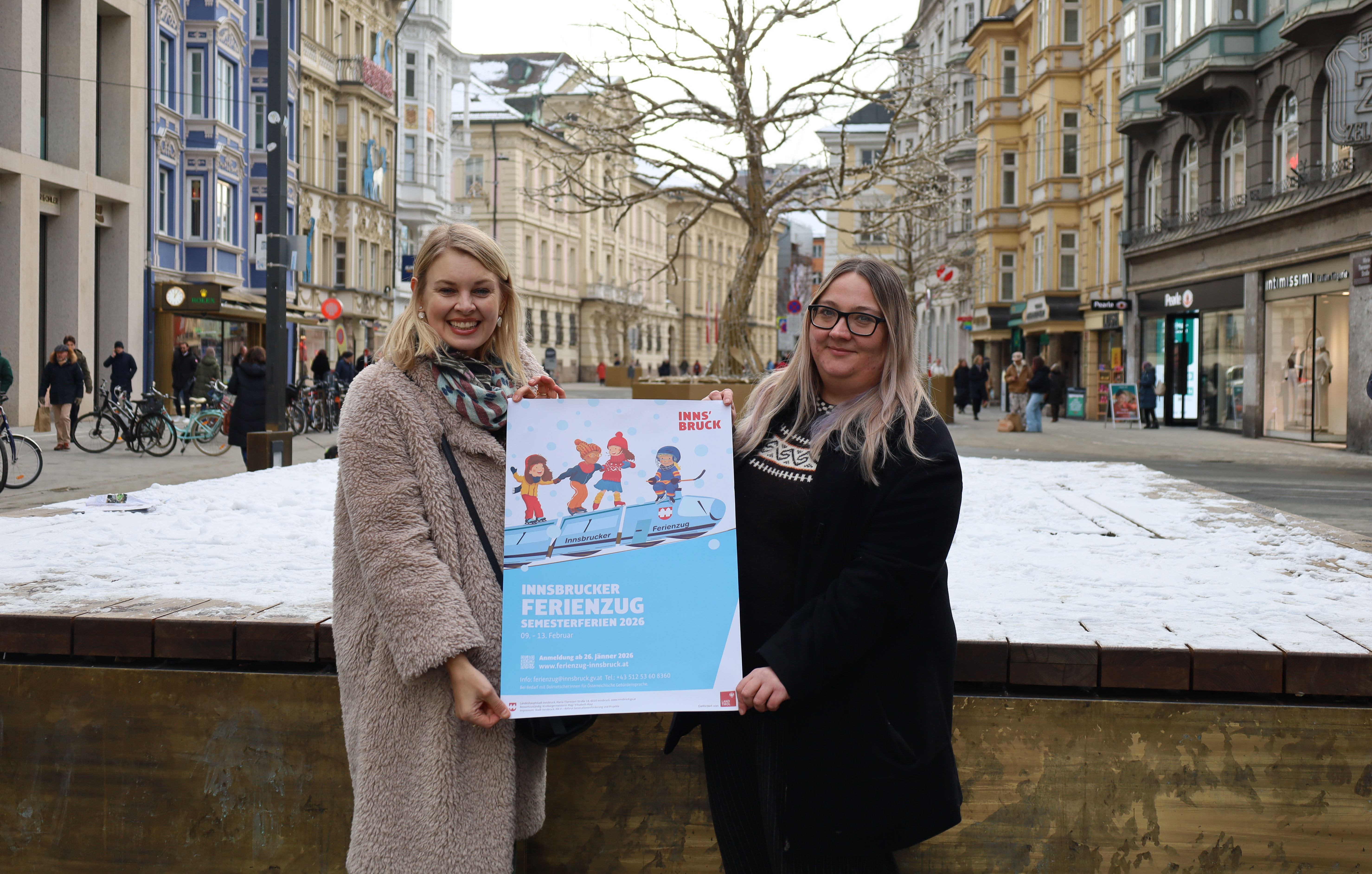 Viel Spaß in den Semesterferien: Vizebürgermeisterin Elisabeth Mayr und Sarah Mair stellten das neue Programm des Semesterferienzugs vor.