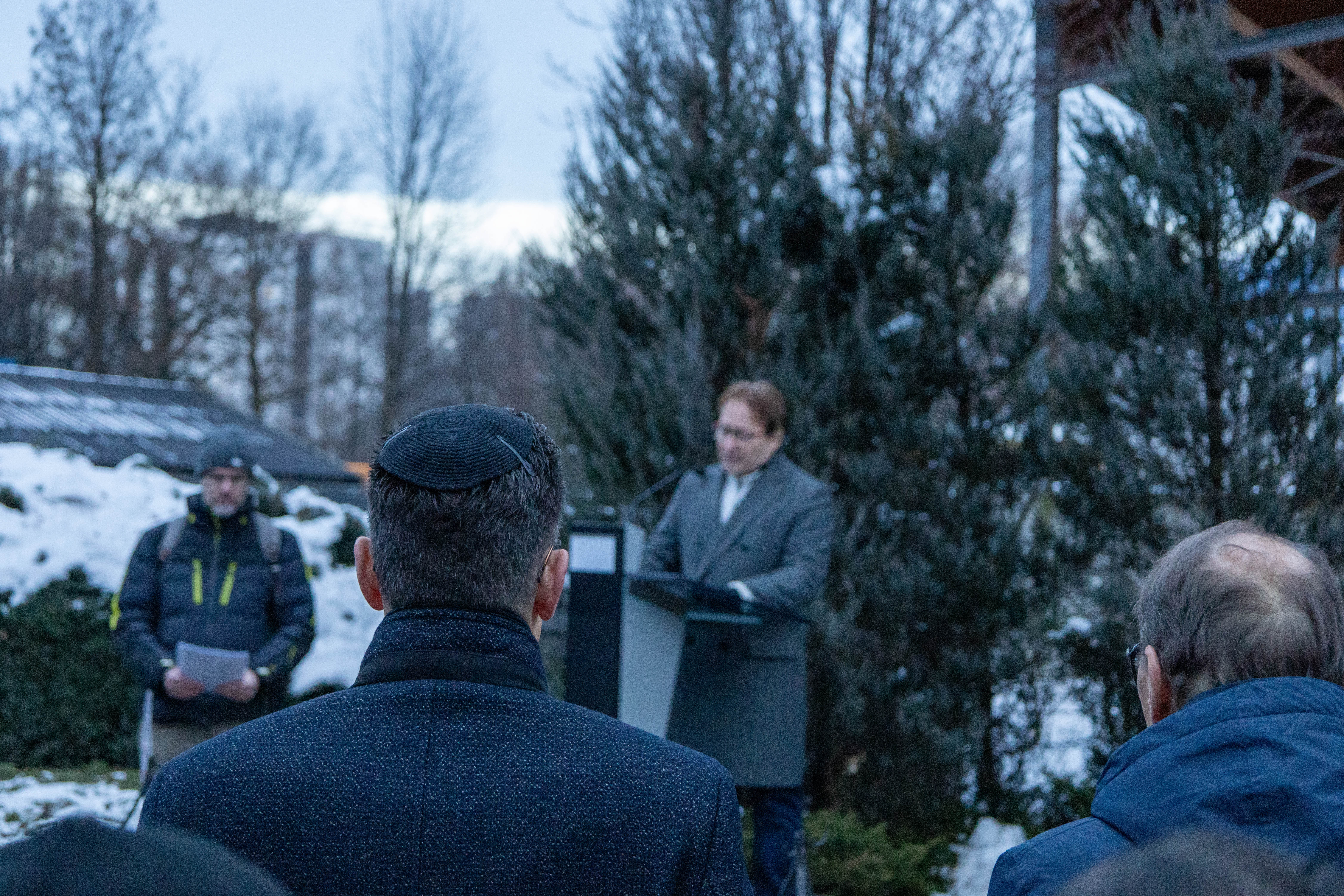 Am 27. Jänner 2026 fand wieder die gemeinsame Kranzniederlegung vor dem bestehenden Mahnmal für die Opfer des Lagerkomplexes Reichenau statt.