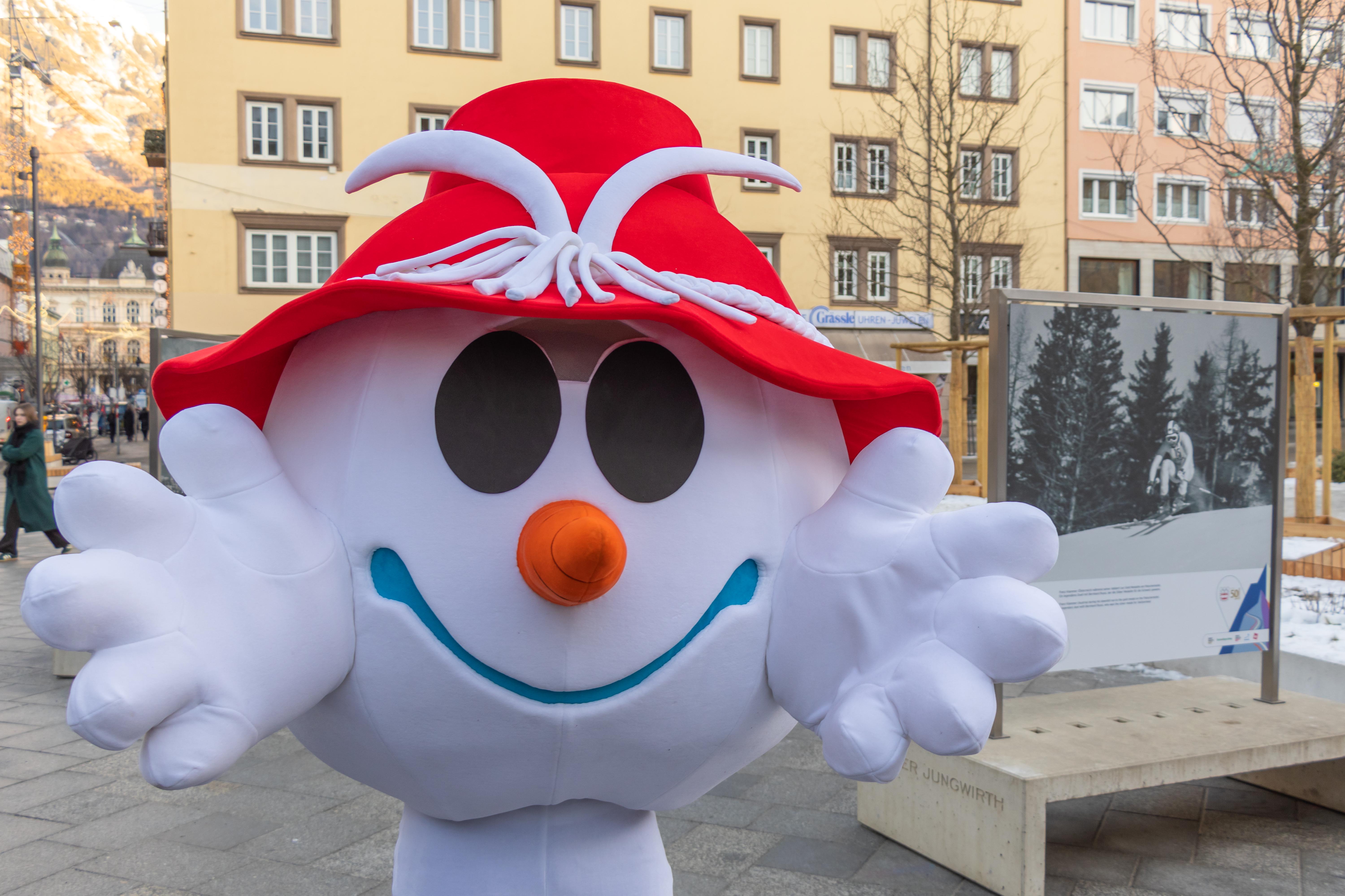 Am neu gestalteten Bozner Platz ist bis zum 13. Februar die Ausstellung „50 Jahre Olympische Winterspiele“ zu sehen.