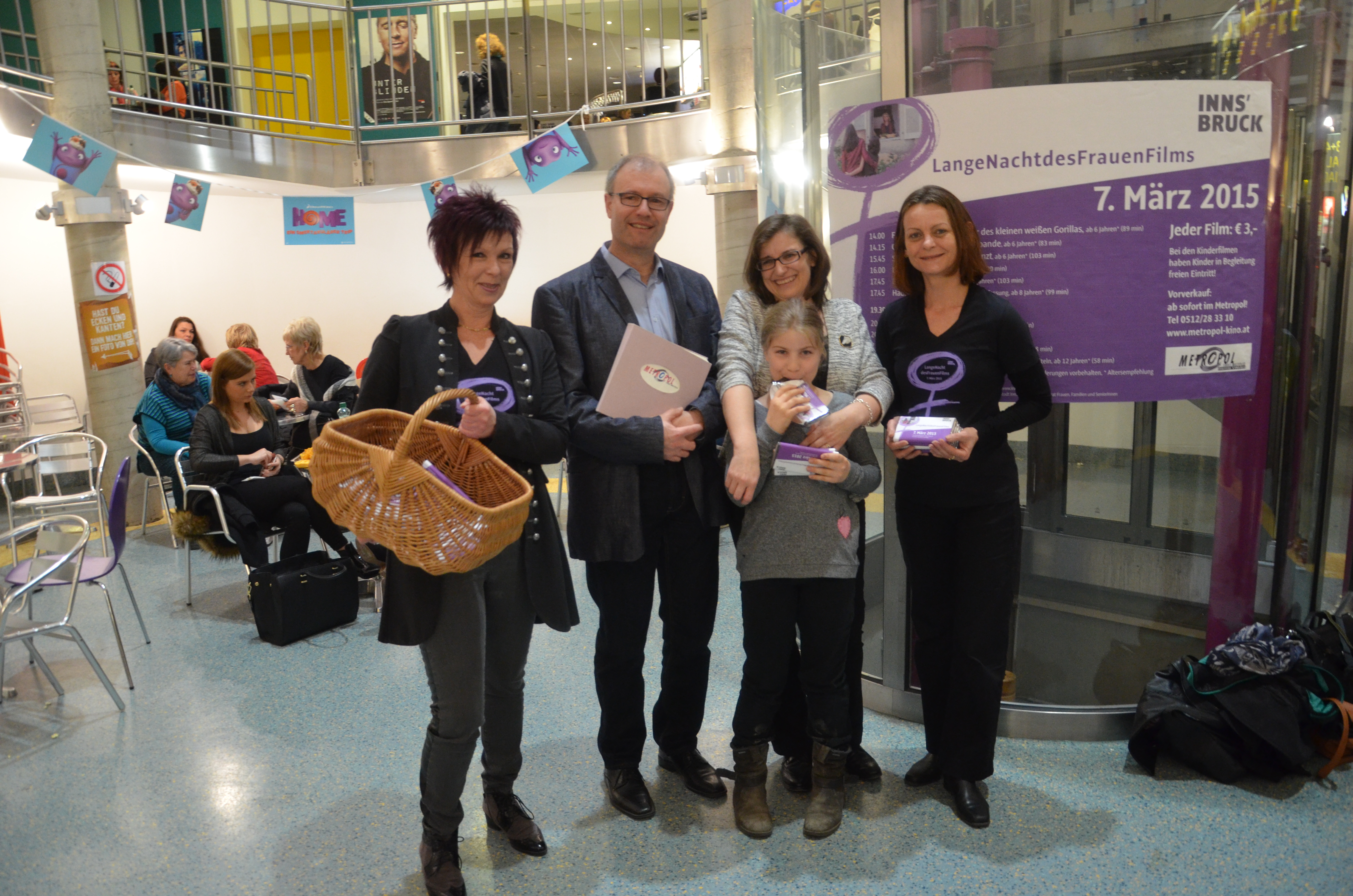 Zum Internationalen Frauentag veranstaltete das Referat Frauen, Familien und SeniorInnen am 07. März wieder die „LangeNachtdesFrauenFilms“ im Innsbrucker Metropol Kino. Offiziell eröffnet wurde der Abend von Vizebürgermeisterin Sonja Pitscheider, Uschi Klee (Leiterin Referat Frauen, Familie und Seniorinnen), Christian Hofer und Patrizia Hueber (beide Metropol Kino Innsbruck). Das vielfältige Programm regte dazu an, über Chancengleichheit und gelebte Gleichberechtigung nachzudenken.