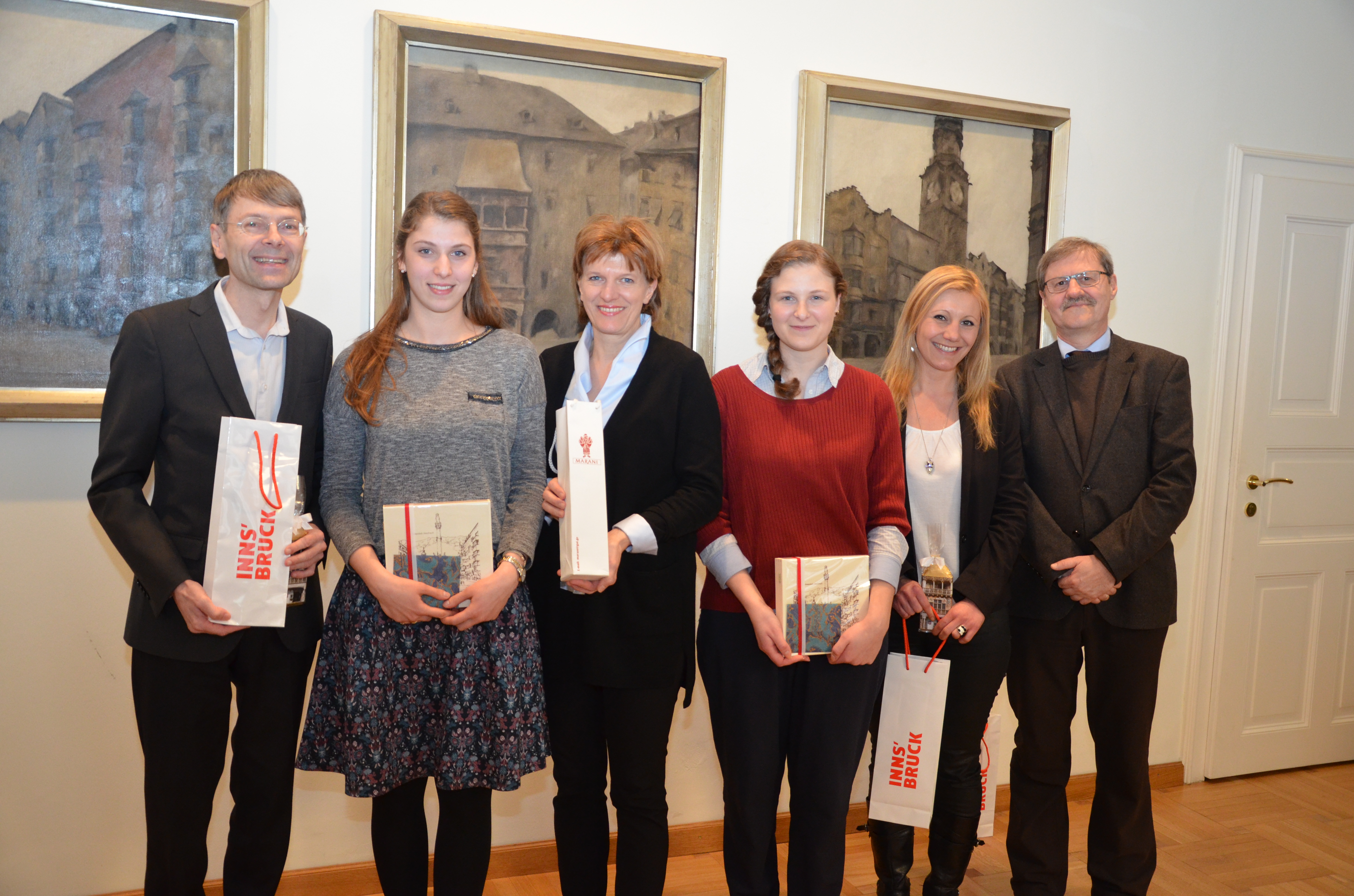 Seit 1982 besteht durch die Städtepartnerschaft von Tbilisi (Georgien) und Innsbruck ein reger freundschaftlicher Austausch. Um die Partnerstadt besser kennenzulernen, sind zurzeit zwei georgische Studentinnen zu Gast in der Tiroler Landeshauptstadt. Sesili Tsirekidze (2. v. l.) absolviert ein Praktikum an der Universitätsklinik während Shukia Tsiklauri (3. v. r.)  ihr Studium der Biologie fortsetzt. Bei ihrem Besuch im Rathaus hieß sie Bürgermeisterin Christine Oppitz-Plörer gemeinsam mit Mathias Schennach (Leiter Internationales Büro Uni Innsbruck), Sandra Scherl (Internationales Büro Uni Innsbruck) und Peter Koller (Landesgedächtnisstiftung) herzlich willkommen.