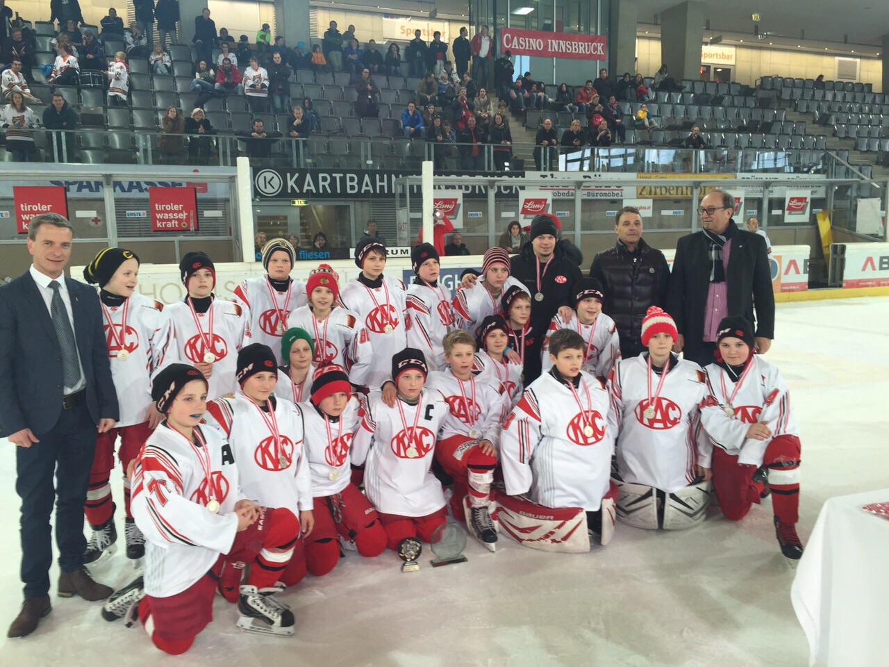 Vom 13. bis 15. März fand in der Tiroler Wasserkraftarena das Finalturnier der österreichischen U12-Mannschaften statt. Der HCI Tiroler Wasserkraft war durch seine Junghaie ebenfalls mit vertreten. Zur Siegerehrung mit TEHV Peter Schramm‎ und HCI Vereinsvertreter Kurt Mitterer ließ es sich Vizebürgermeister und Sportreferent Christoph Kaufmann nicht nehmen, allen Mannschaften persönlich zu gratulieren.