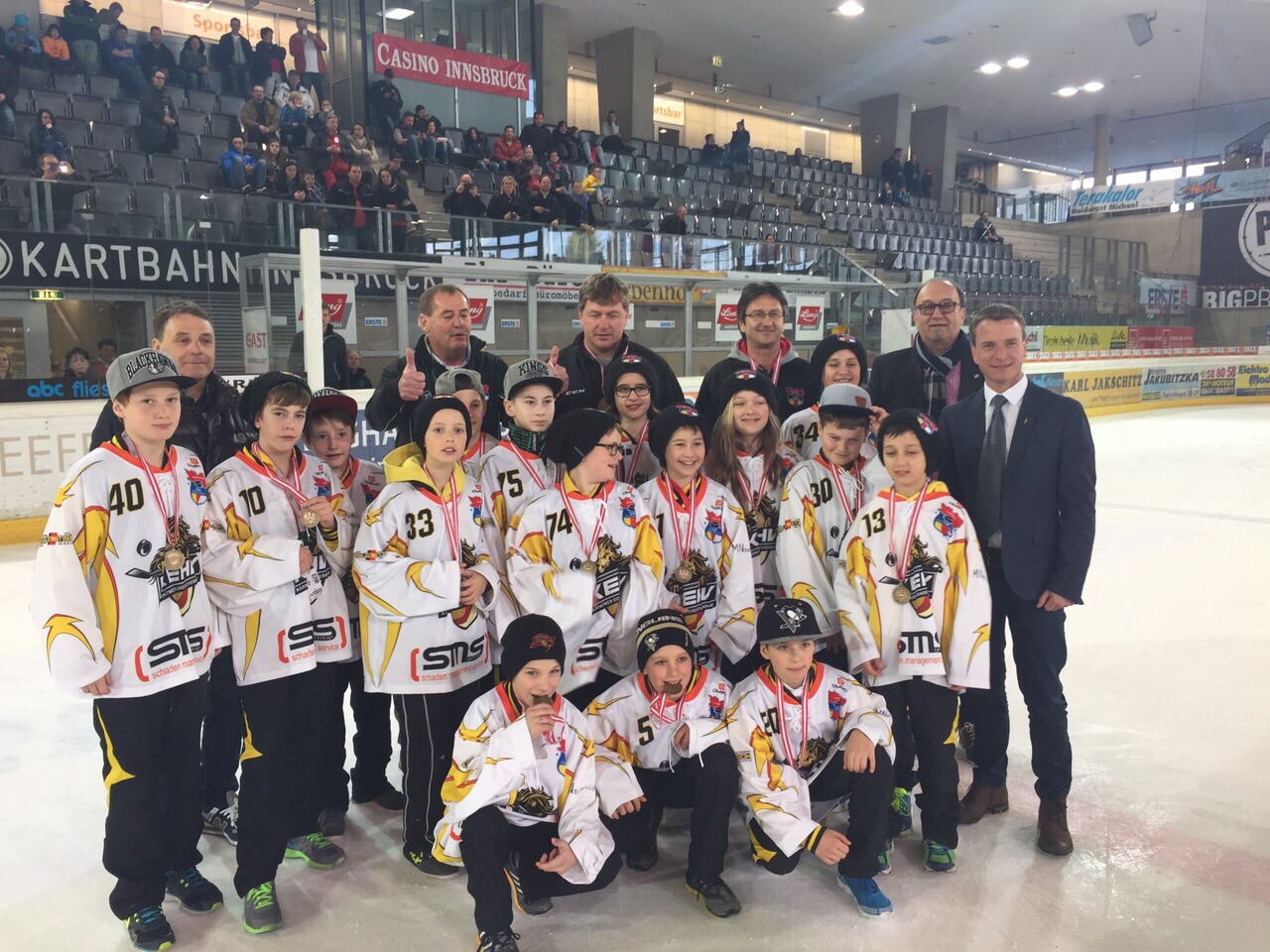 Vom 13. bis 15. März fand in der Tiroler Wasserkraftarena das Finalturnier der österreichischen U12-Mannschaften statt. Der HCI Tiroler Wasserkraft war durch seine Junghaie ebenfalls mit vertreten. Zur Siegerehrung mit TEHV Peter Schramm‎ und HCI Vereinsvertreter Kurt Mitterer ließ es sich Vizebürgermeister und Sportreferent Christoph Kaufmann nicht nehmen, allen Mannschaften persönlich zu gratulieren.