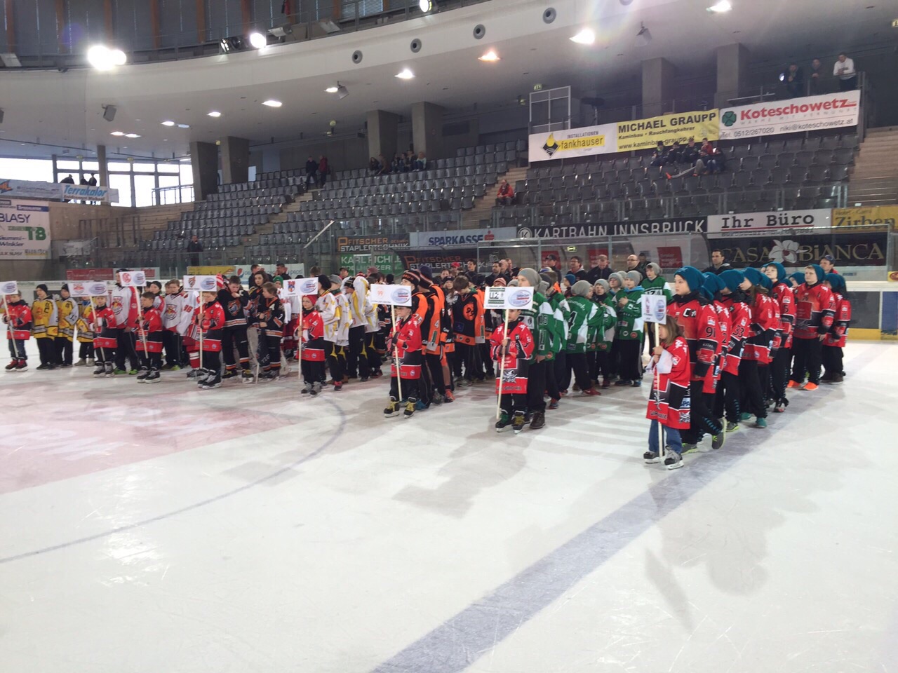 Vom 13. bis 15. März fand in der Tiroler Wasserkraftarena das Finalturnier der österreichischen U12-Mannschaften statt. Der HCI Tiroler Wasserkraft war durch seine Junghaie ebenfalls mit vertreten. Zur Siegerehrung mit TEHV Peter Schramm‎ und HCI Vereinsvertreter Kurt Mitterer ließ es sich Vizebürgermeister und Sportreferent Christoph Kaufmann nicht nehmen, allen Mannschaften persönlich zu gratulieren.