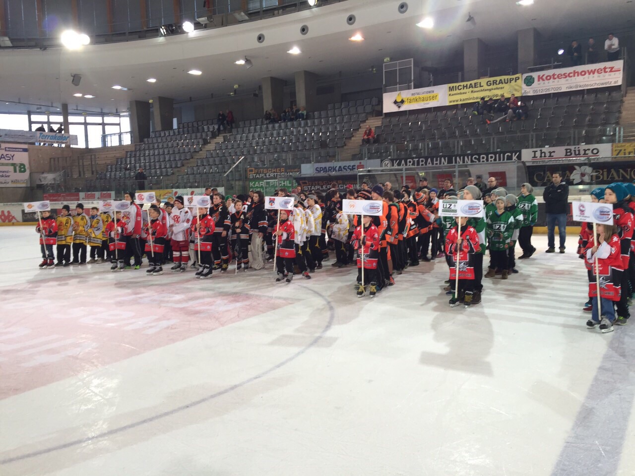 Vom 13. bis 15. März fand in der Tiroler Wasserkraftarena das Finalturnier der österreichischen U12-Mannschaften statt. Der HCI Tiroler Wasserkraft war durch seine Junghaie ebenfalls mit vertreten. Zur Siegerehrung mit TEHV Peter Schramm‎ und HCI Vereinsvertreter Kurt Mitterer ließ es sich Vizebürgermeister und Sportreferent Christoph Kaufmann nicht nehmen, allen Mannschaften persönlich zu gratulieren.