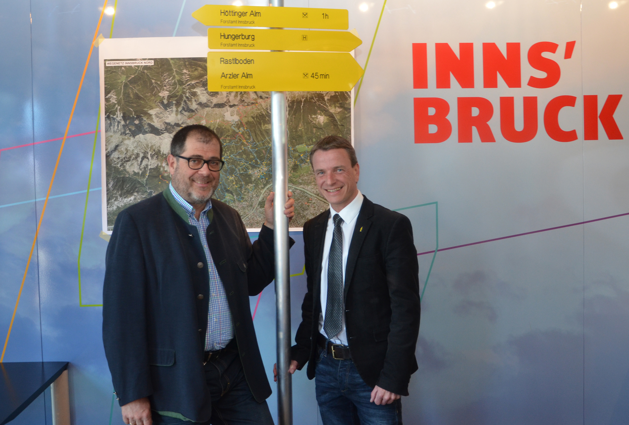 Forstamtsleiter DI Andreas Wildauer und Vizebürgermeister Christoph Kaufmann präsentierten umgesetzte und bevorstehende Projekte des Forstamts.